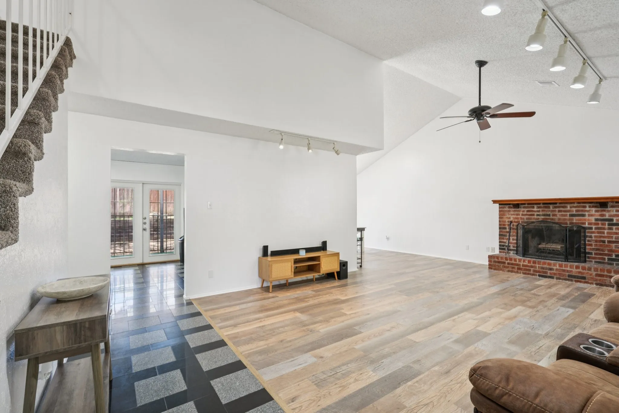 Single Family Residence For Sale in Tarrant County , 2307 Harrington Court, Euless, Texas 76039, 3 Bedrooms, 2 Bathrooms, 2 Garage spaces, 1,865 Sqft, built in 1984, Preowned, Price $399,999, mls#21208779, Real Estate Agent in Euless, Homes For Sale in Tarrant county, Homes For Sale in Euless, Realtor in Euless Texas, Real Estate Brokerage Independent Realty Texas, Luminita Cordes Realtor