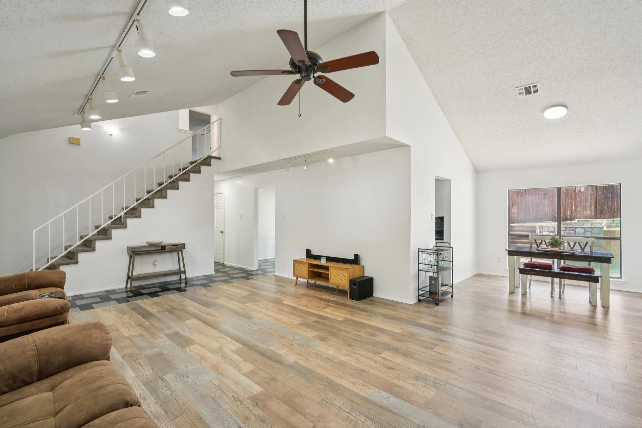 Single Family Residence For Sale in Tarrant County , 2307 Harrington Court, Euless, Texas 76039, 3 Bedrooms, 2 Bathrooms, 2 Garage spaces, 1,865 Sqft, built in 1984, Preowned, Price $399,999, mls#21208779, Real Estate Agent in Euless, Homes For Sale in Tarrant county, Homes For Sale in Euless, Realtor in Euless Texas, Real Estate Brokerage Independent Realty Texas, Luminita Cordes Realtor