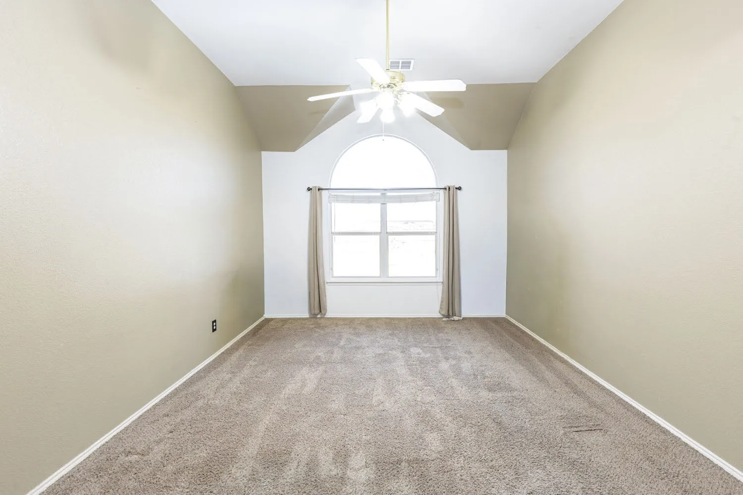 Single Family Residence For Sale in Dallas County , 9509 Glenshee Drive, Rowlett, Texas 75089, 4 Bedroom, 3 Bathroom, 2 Garage spaces, 2,556 Sqft, built in 2003, mls#21208835, Real Estate Agent in Rowlett, Homes For Sale in Dallas county, Homes For Sale in Rowlett, Realtor in Rowlett Texas, Real Estate Brokerage Independent Realty Texas, Luminita Cordes Realtor