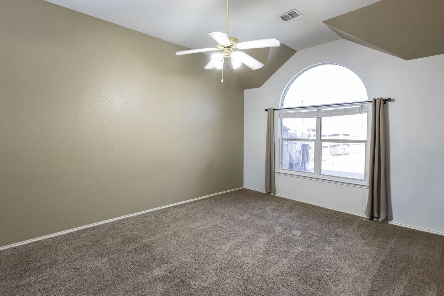 Single Family Residence For Sale in Dallas County , 9509 Glenshee Drive, Rowlett, Texas 75089, 4 Bedroom, 3 Bathroom, 2 Garage spaces, 2,556 Sqft, built in 2003, mls#21208835, Real Estate Agent in Rowlett, Homes For Sale in Dallas county, Homes For Sale in Rowlett, Realtor in Rowlett Texas, Real Estate Brokerage Independent Realty Texas, Luminita Cordes Realtor