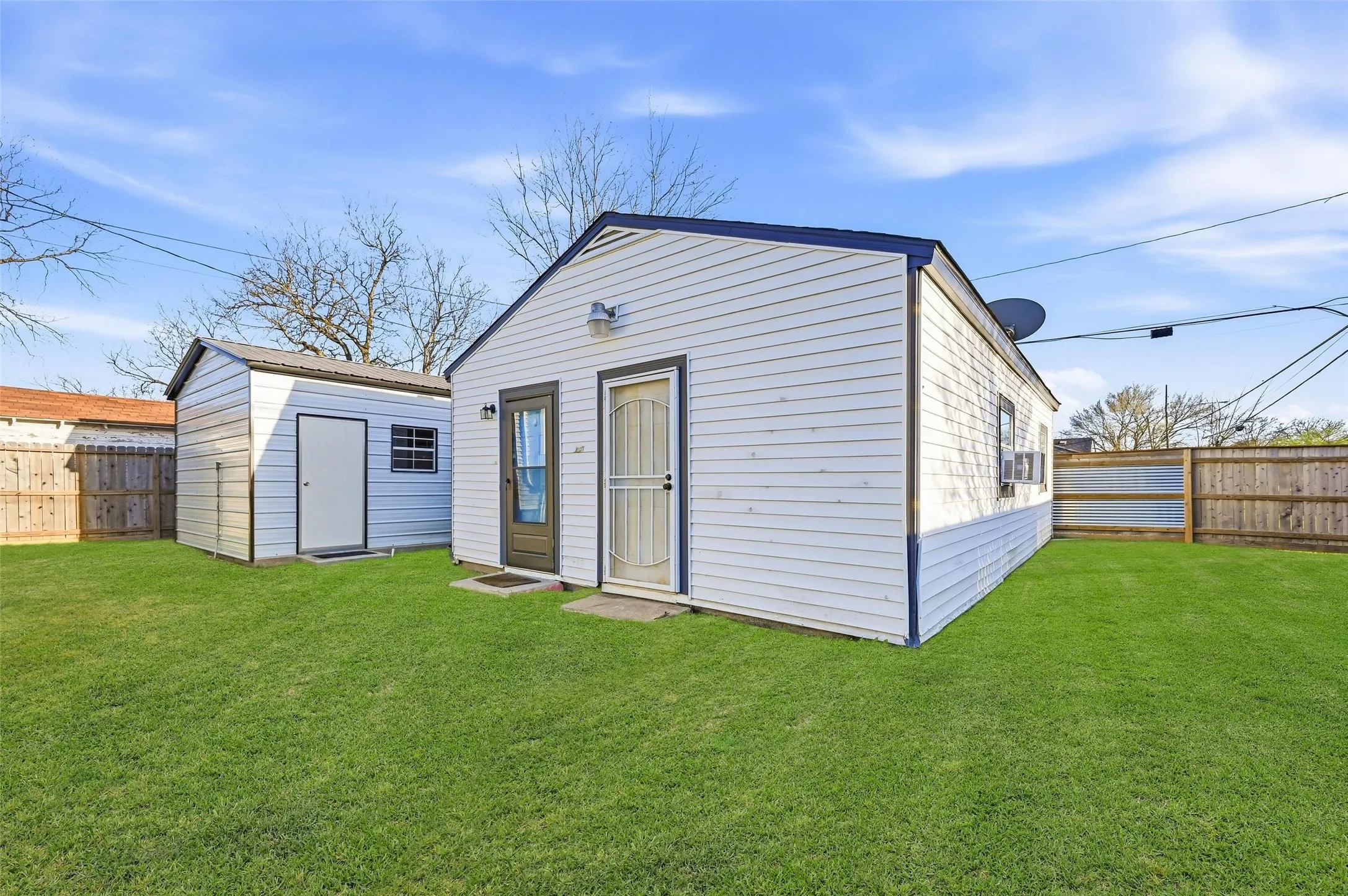 Single Family Residence For Sale in Dallas County , 1654 Hansboro Avenue, Dallas, Texas 75224, 4 Bedroom, 3 Bathroom, Garage spaces, 1,900 Sqft, built in 1948, Preowned, mls#21208616, Real Estate Agent in Dallas, Homes For Sale in Dallas county, Homes For Sale in Dallas, Realtor in Dallas Texas, Real Estate Brokerage Independent Realty Texas, Luminita Cordes Realtor