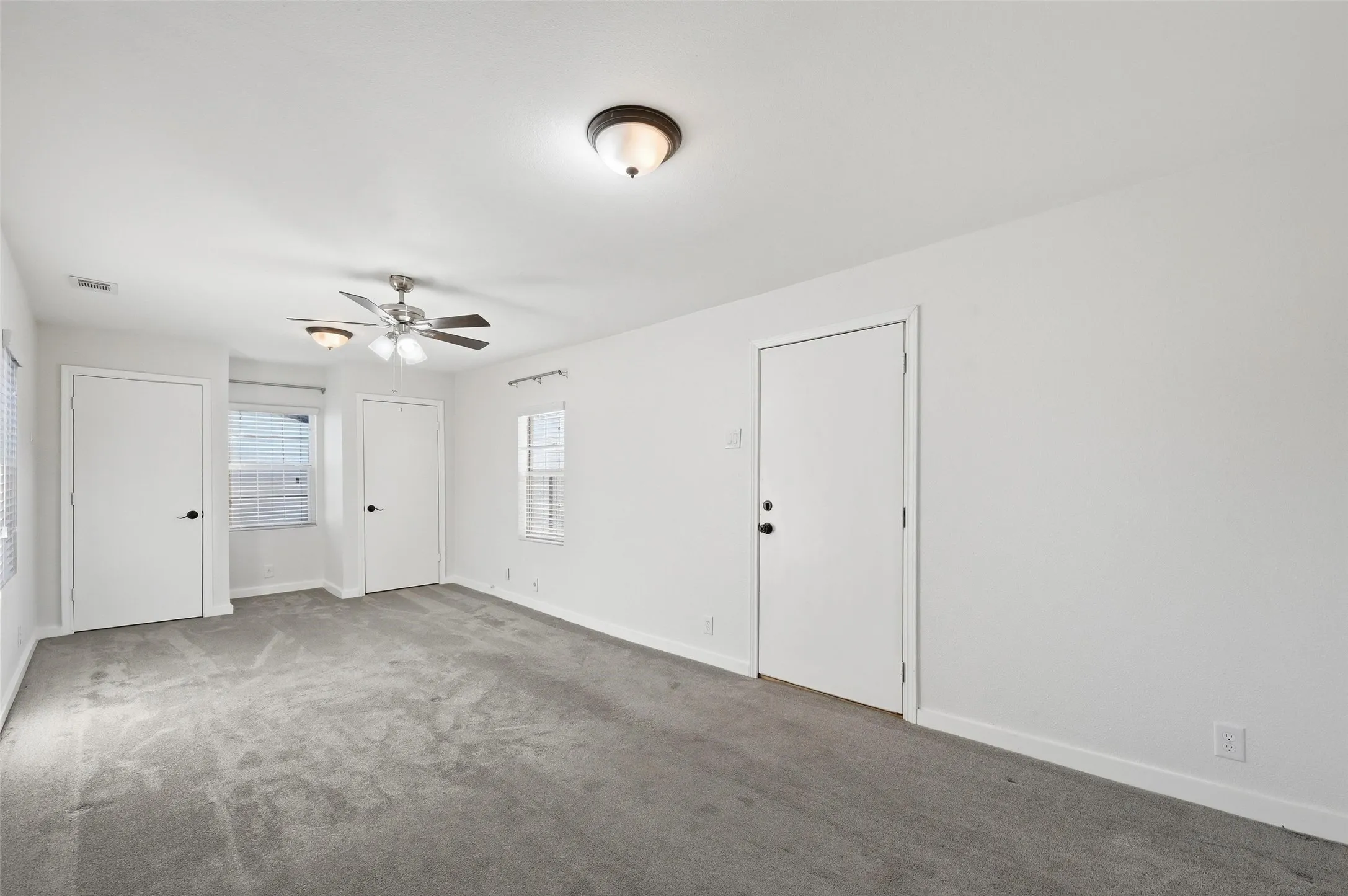Unfurnished room with carpet and a ceiling fan