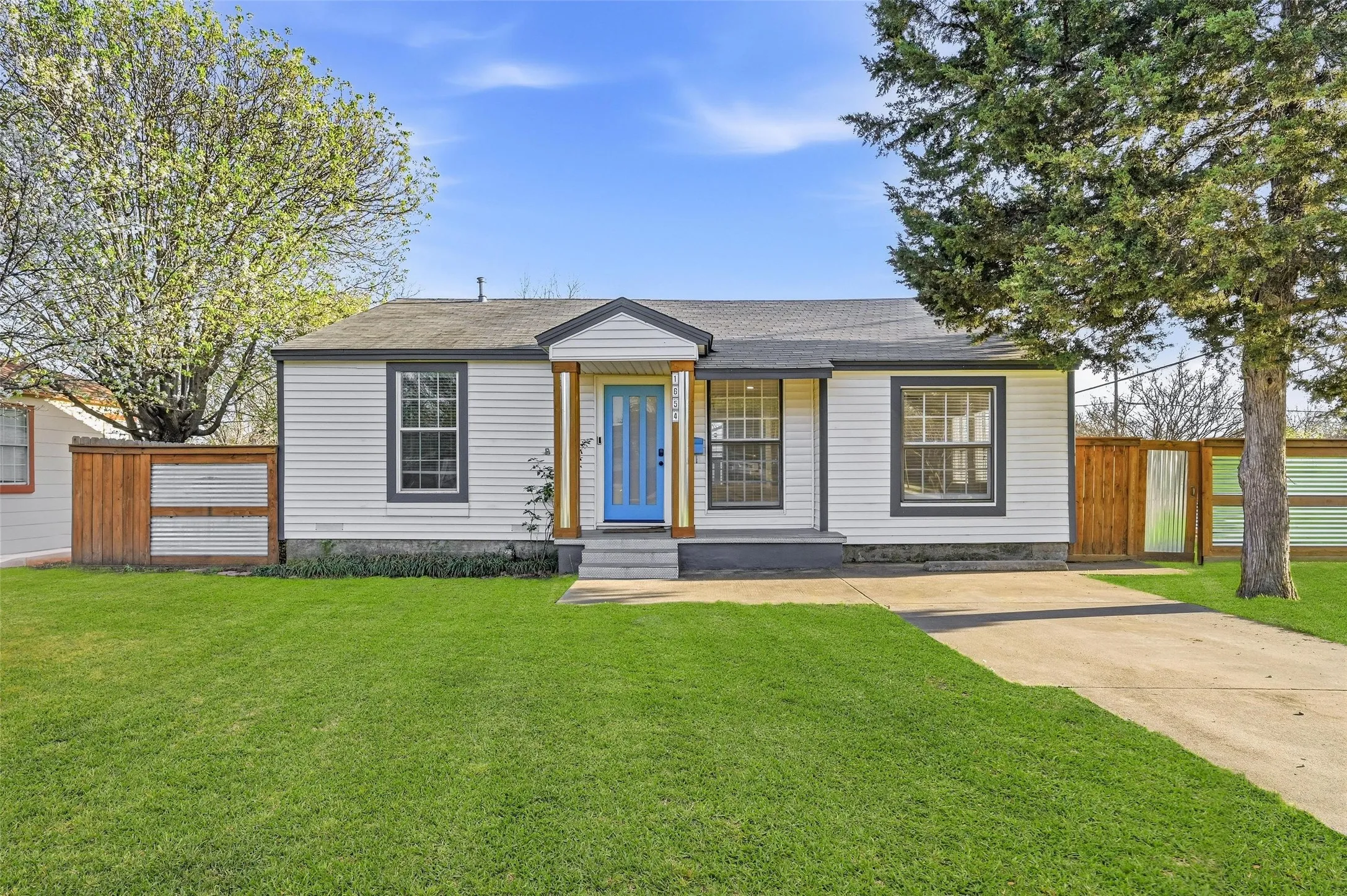Single Family Residence For Sale in Dallas County , 1654 Hansboro Avenue, Dallas, Texas 75224, 4 Bedroom, 3 Bathroom, Garage spaces, 1,900 Sqft, built in 1948, Preowned, mls#21208616, Real Estate Agent in Dallas, Homes For Sale in Dallas county, Homes For Sale in Dallas, Realtor in Dallas Texas, Real Estate Brokerage Independent Realty Texas, Luminita Cordes Realtor