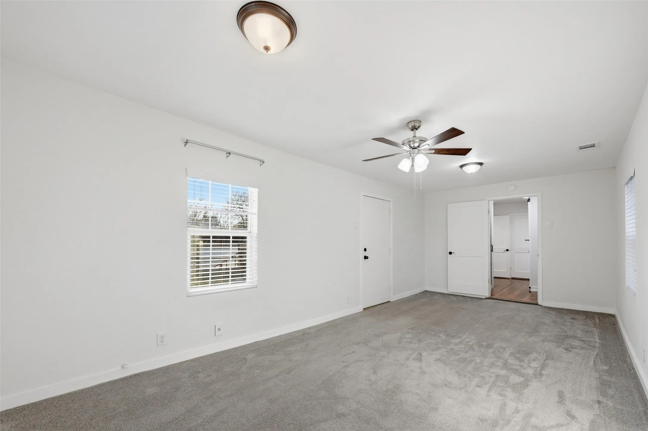 Unfurnished bedroom with carpet flooring and a ceiling fan