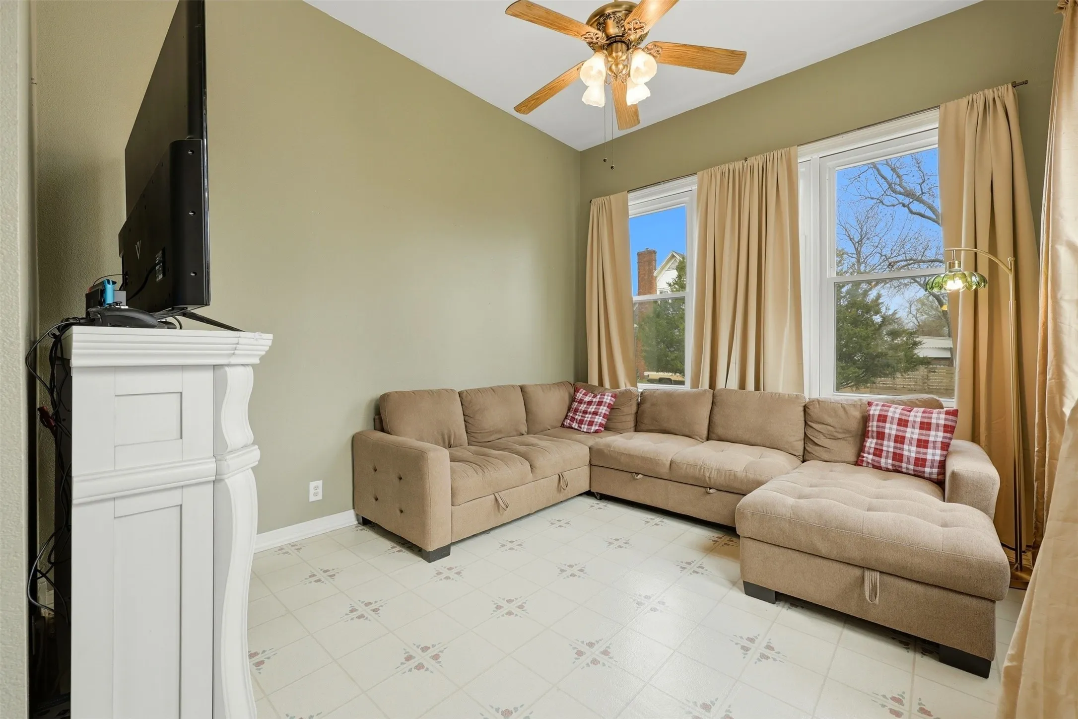 Single Family Residence For Sale in Montague County , 306 E Tarrant Street, Bowie, Texas 76230, 6 Bedroom, 4 Bathroom, 2 Garage spaces, 4,444 Sqft, built in 1904, mls#21208606, Real Estate Agent in Bowie, Homes For Sale in Montague county, Homes For Sale in Bowie, Realtor in Bowie Texas, Real Estate Brokerage Independent Realty Texas, Luminita Cordes Realtor