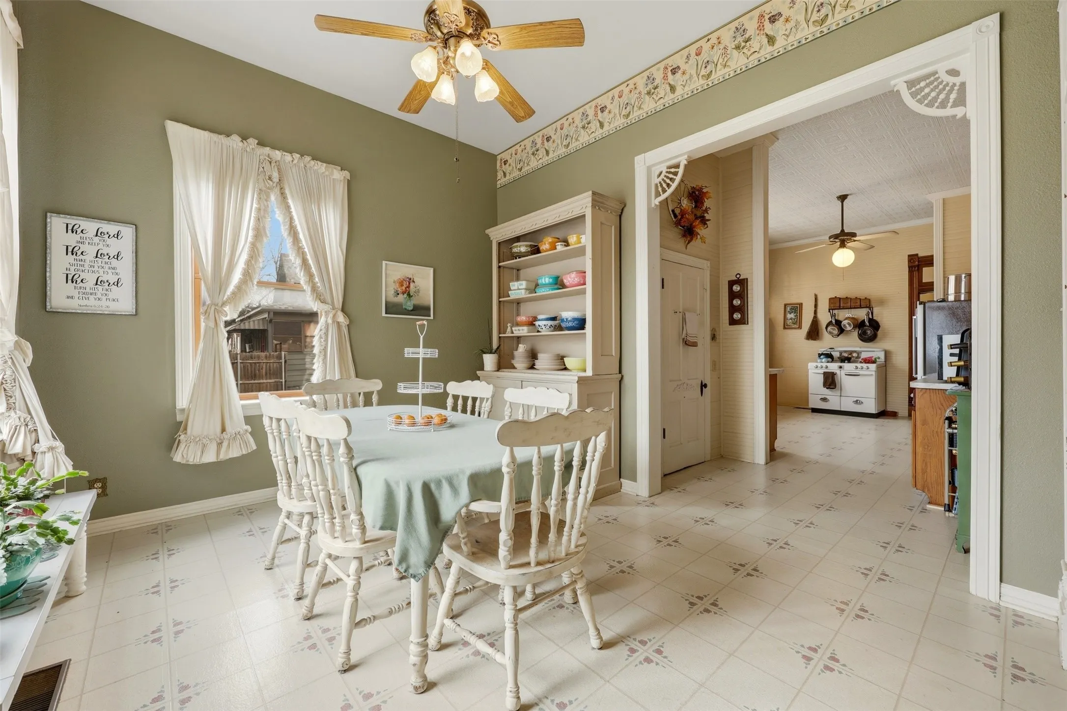 Single Family Residence For Sale in Montague County , 306 E Tarrant Street, Bowie, Texas 76230, 6 Bedroom, 4 Bathroom, 2 Garage spaces, 4,444 Sqft, built in 1904, mls#21208606, Real Estate Agent in Bowie, Homes For Sale in Montague county, Homes For Sale in Bowie, Realtor in Bowie Texas, Real Estate Brokerage Independent Realty Texas, Luminita Cordes Realtor