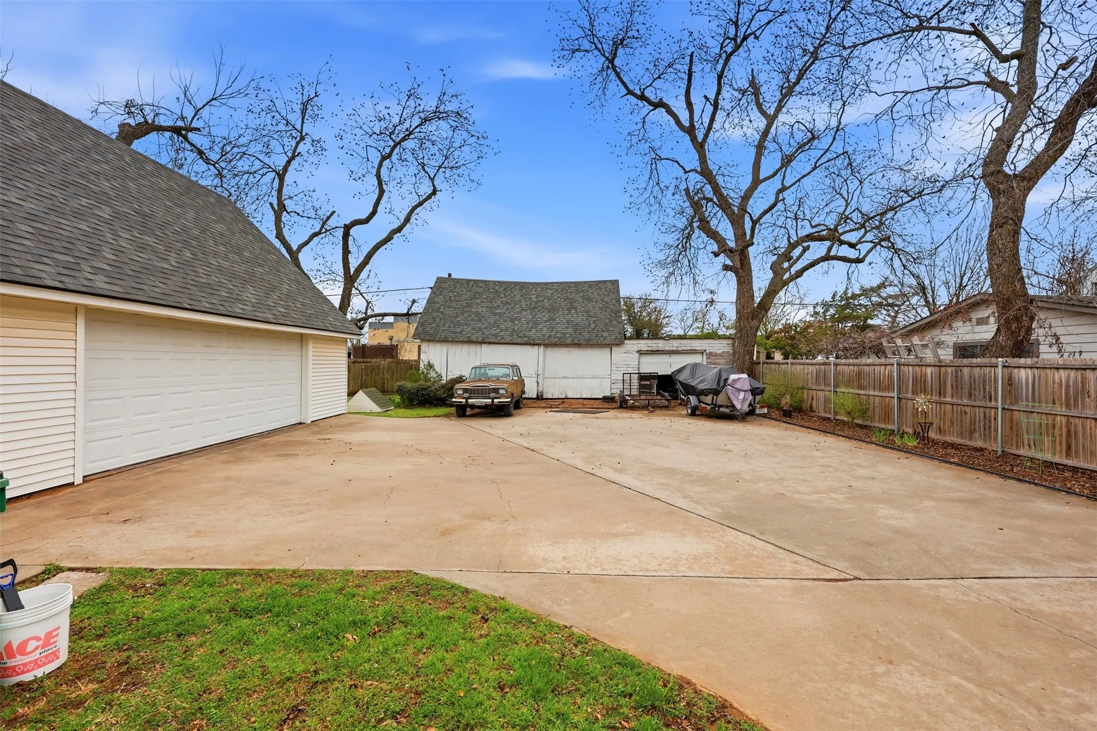 Single Family Residence For Sale in Montague County , 306 E Tarrant Street, Bowie, Texas 76230, 6 Bedroom, 4 Bathroom, 2 Garage spaces, 4,444 Sqft, built in 1904, mls#21208606, Real Estate Agent in Bowie, Homes For Sale in Montague county, Homes For Sale in Bowie, Realtor in Bowie Texas, Real Estate Brokerage Independent Realty Texas, Luminita Cordes Realtor