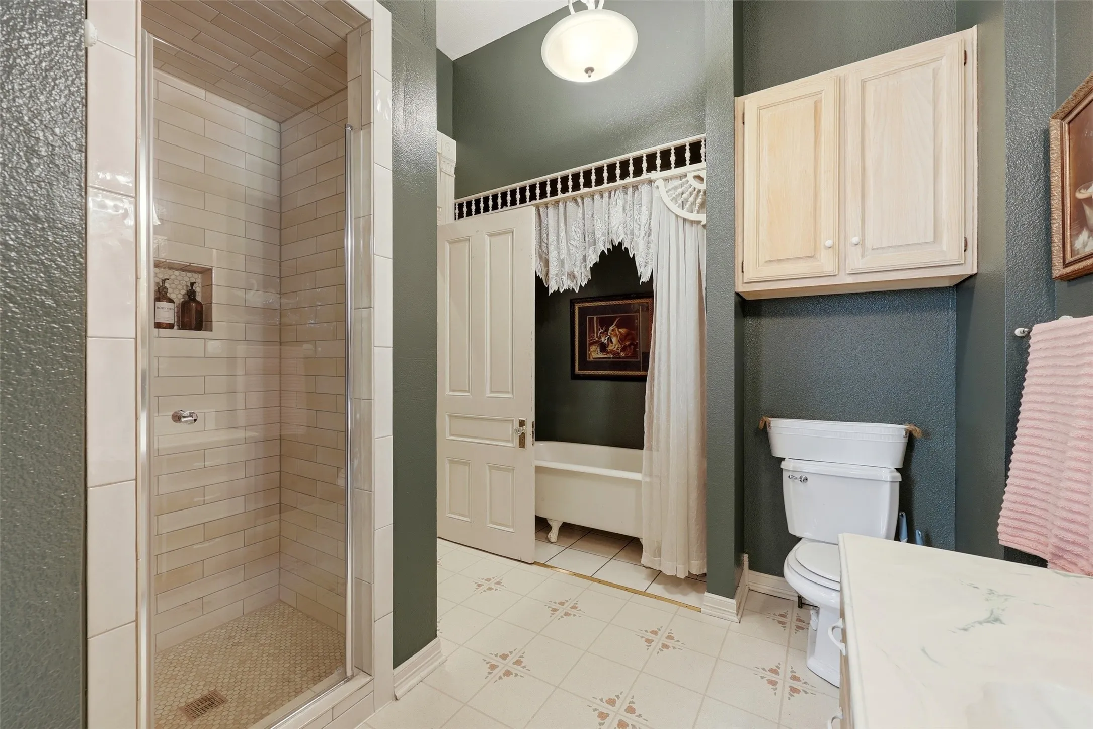 Single Family Residence For Sale in Montague County , 306 E Tarrant Street, Bowie, Texas 76230, 6 Bedroom, 4 Bathroom, 2 Garage spaces, 4,444 Sqft, built in 1904, mls#21208606, Real Estate Agent in Bowie, Homes For Sale in Montague county, Homes For Sale in Bowie, Realtor in Bowie Texas, Real Estate Brokerage Independent Realty Texas, Luminita Cordes Realtor