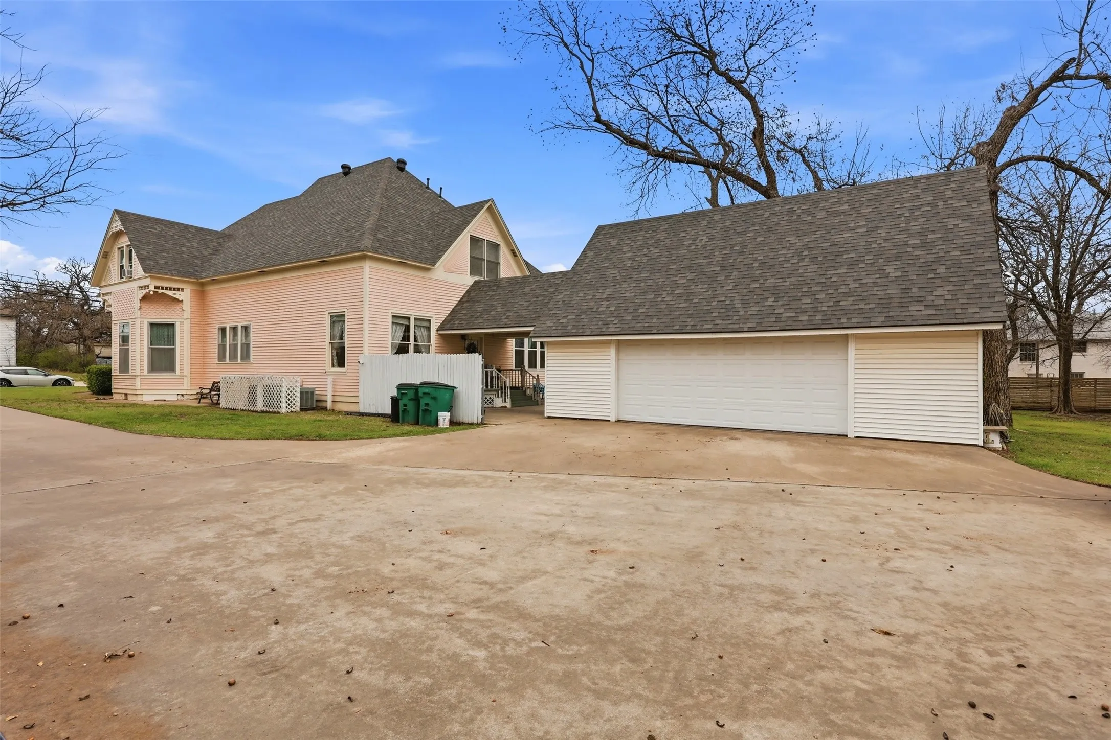 Single Family Residence For Sale in Montague County , 306 E Tarrant Street, Bowie, Texas 76230, 6 Bedroom, 4 Bathroom, 2 Garage spaces, 4,444 Sqft, built in 1904, mls#21208606, Real Estate Agent in Bowie, Homes For Sale in Montague county, Homes For Sale in Bowie, Realtor in Bowie Texas, Real Estate Brokerage Independent Realty Texas, Luminita Cordes Realtor