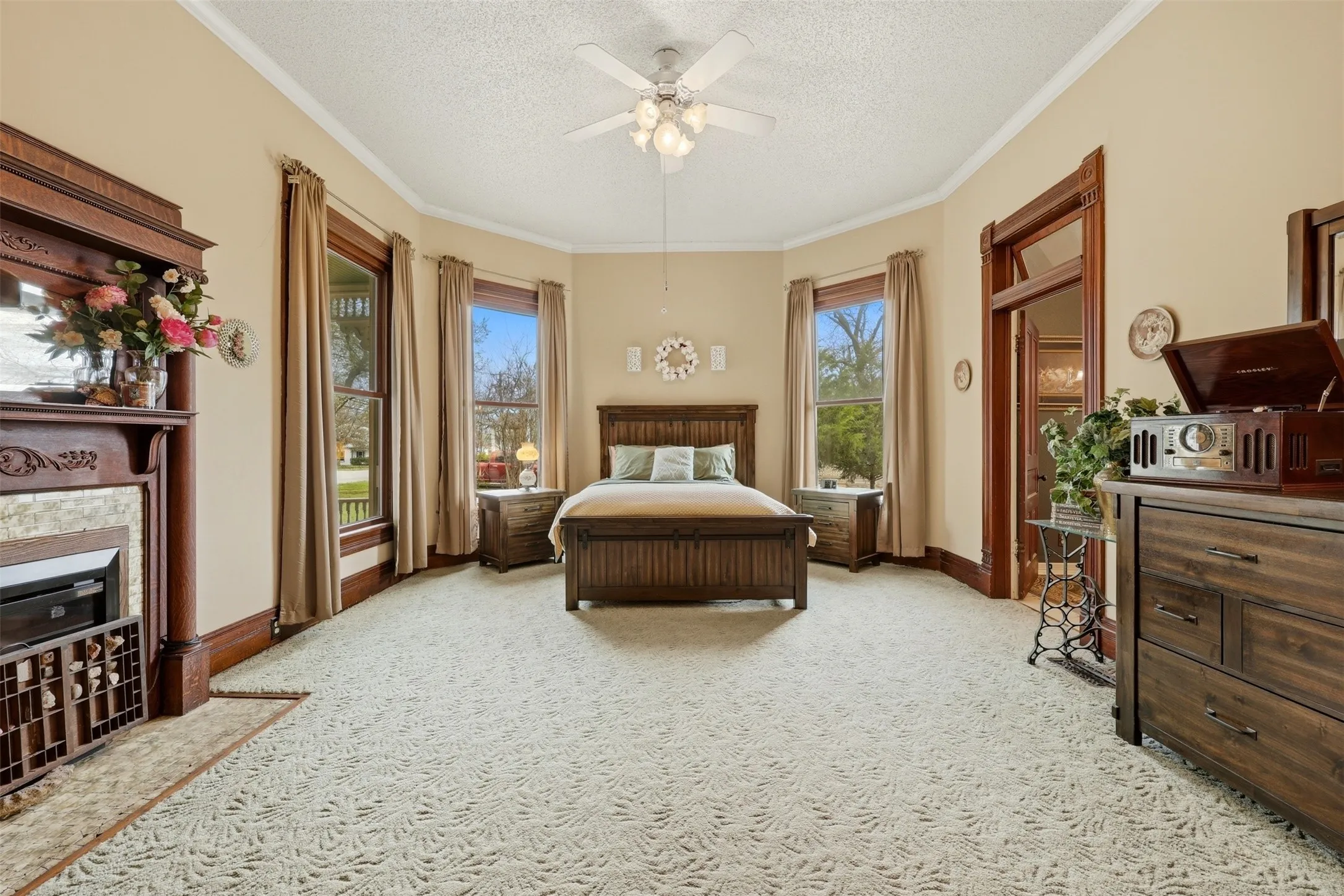 Single Family Residence For Sale in Montague County , 306 E Tarrant Street, Bowie, Texas 76230, 6 Bedroom, 4 Bathroom, 2 Garage spaces, 4,444 Sqft, built in 1904, mls#21208606, Real Estate Agent in Bowie, Homes For Sale in Montague county, Homes For Sale in Bowie, Realtor in Bowie Texas, Real Estate Brokerage Independent Realty Texas, Luminita Cordes Realtor