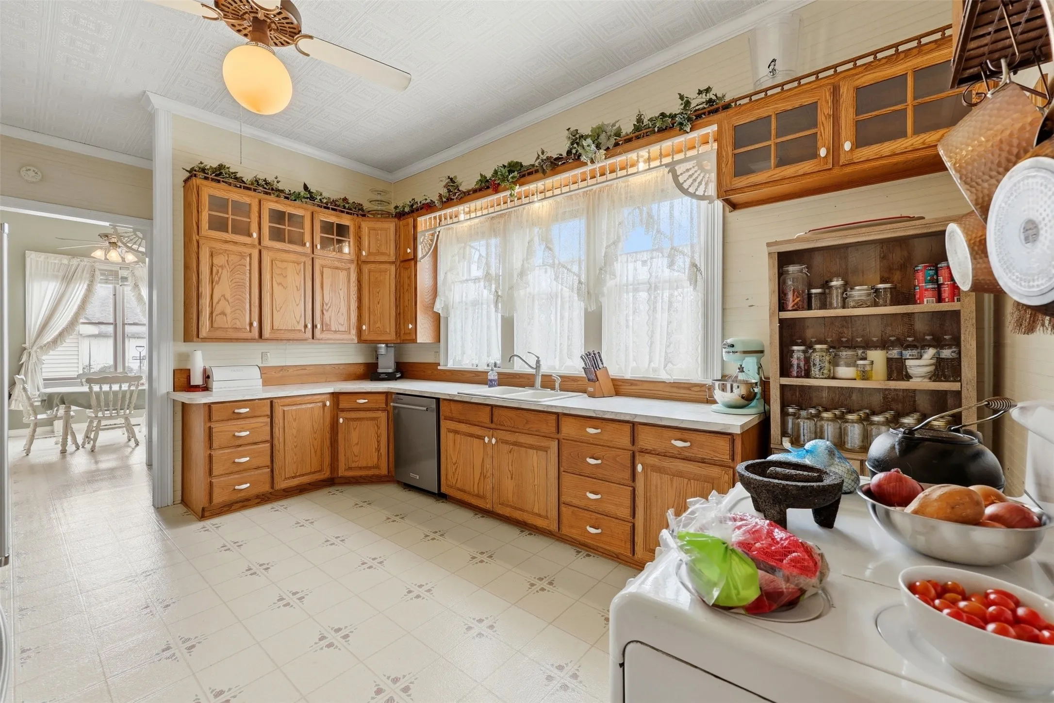 Single Family Residence For Sale in Montague County , 306 E Tarrant Street, Bowie, Texas 76230, 6 Bedroom, 4 Bathroom, 2 Garage spaces, 4,444 Sqft, built in 1904, mls#21208606, Real Estate Agent in Bowie, Homes For Sale in Montague county, Homes For Sale in Bowie, Realtor in Bowie Texas, Real Estate Brokerage Independent Realty Texas, Luminita Cordes Realtor