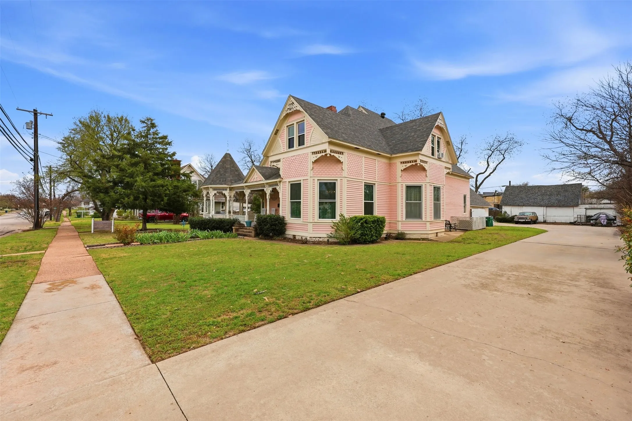 Single Family Residence For Sale in Montague County , 306 E Tarrant Street, Bowie, Texas 76230, 6 Bedroom, 4 Bathroom, 2 Garage spaces, 4,444 Sqft, built in 1904, mls#21208606, Real Estate Agent in Bowie, Homes For Sale in Montague county, Homes For Sale in Bowie, Realtor in Bowie Texas, Real Estate Brokerage Independent Realty Texas, Luminita Cordes Realtor