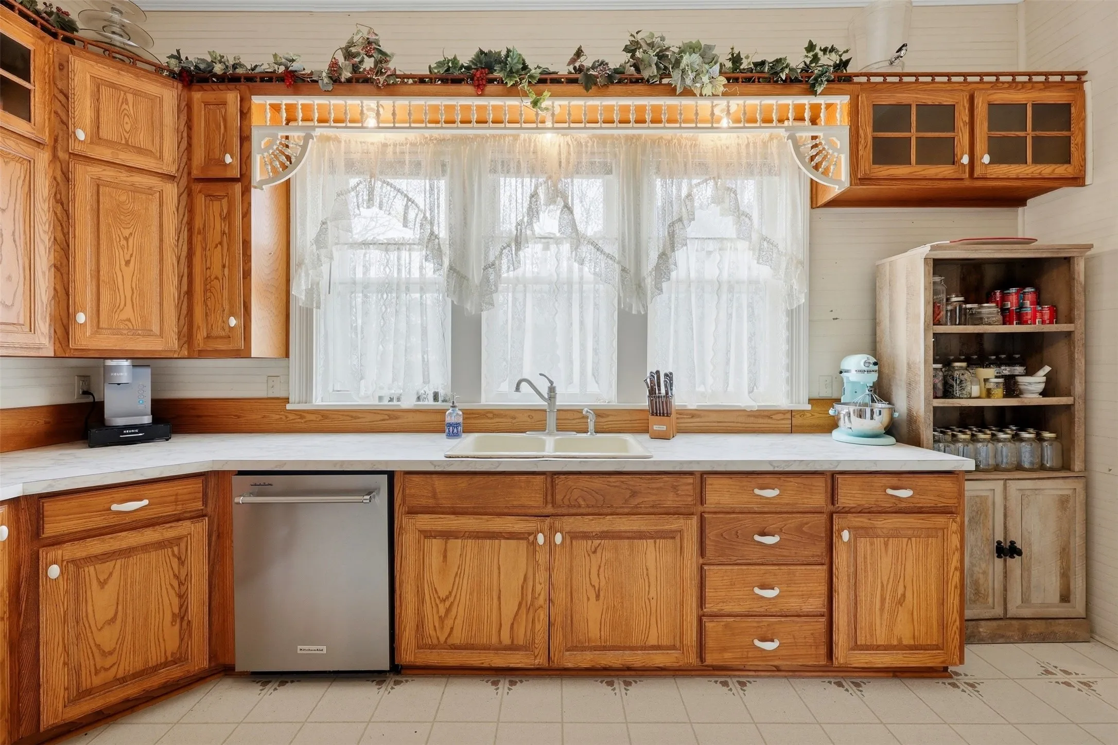 Single Family Residence For Sale in Montague County , 306 E Tarrant Street, Bowie, Texas 76230, 6 Bedroom, 4 Bathroom, 2 Garage spaces, 4,444 Sqft, built in 1904, mls#21208606, Real Estate Agent in Bowie, Homes For Sale in Montague county, Homes For Sale in Bowie, Realtor in Bowie Texas, Real Estate Brokerage Independent Realty Texas, Luminita Cordes Realtor