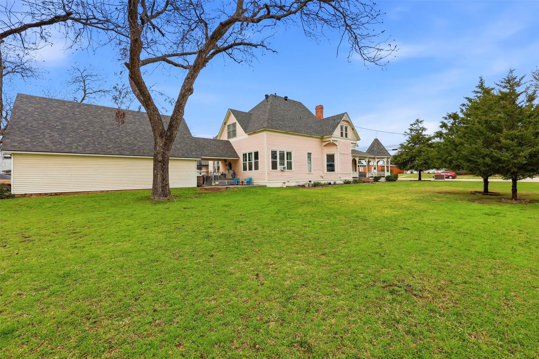 Single Family Residence For Sale in Montague County , 306 E Tarrant Street, Bowie, Texas 76230, 6 Bedroom, 4 Bathroom, 2 Garage spaces, 4,444 Sqft, built in 1904, mls#21208606, Real Estate Agent in Bowie, Homes For Sale in Montague county, Homes For Sale in Bowie, Realtor in Bowie Texas, Real Estate Brokerage Independent Realty Texas, Luminita Cordes Realtor