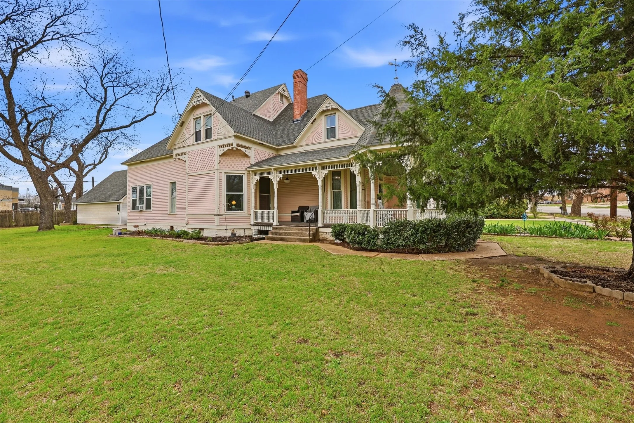 Single Family Residence For Sale in Montague County , 306 E Tarrant Street, Bowie, Texas 76230, 6 Bedroom, 4 Bathroom, 2 Garage spaces, 4,444 Sqft, built in 1904, mls#21208606, Real Estate Agent in Bowie, Homes For Sale in Montague county, Homes For Sale in Bowie, Realtor in Bowie Texas, Real Estate Brokerage Independent Realty Texas, Luminita Cordes Realtor