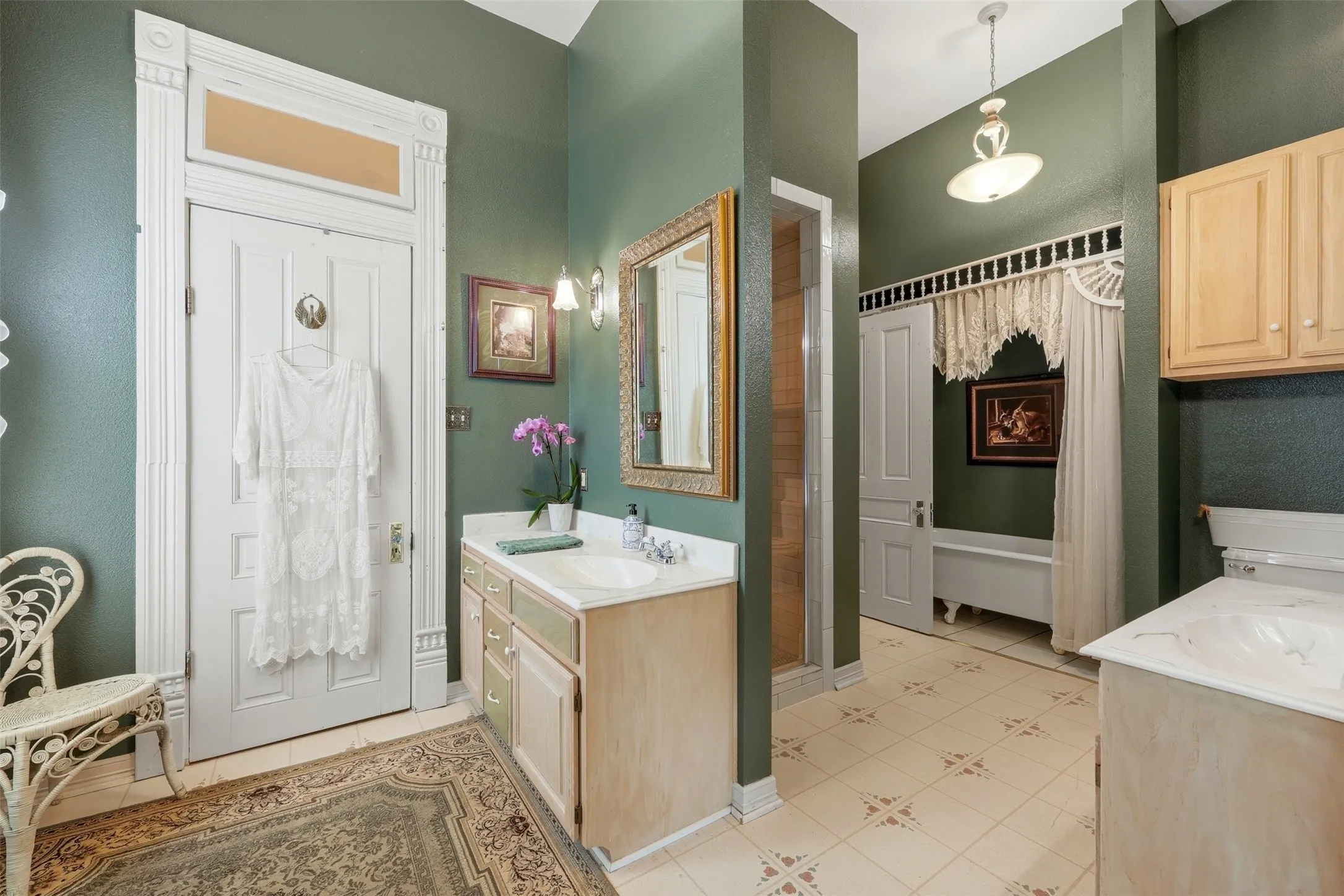 Single Family Residence For Sale in Montague County , 306 E Tarrant Street, Bowie, Texas 76230, 6 Bedroom, 4 Bathroom, 2 Garage spaces, 4,444 Sqft, built in 1904, mls#21208606, Real Estate Agent in Bowie, Homes For Sale in Montague county, Homes For Sale in Bowie, Realtor in Bowie Texas, Real Estate Brokerage Independent Realty Texas, Luminita Cordes Realtor