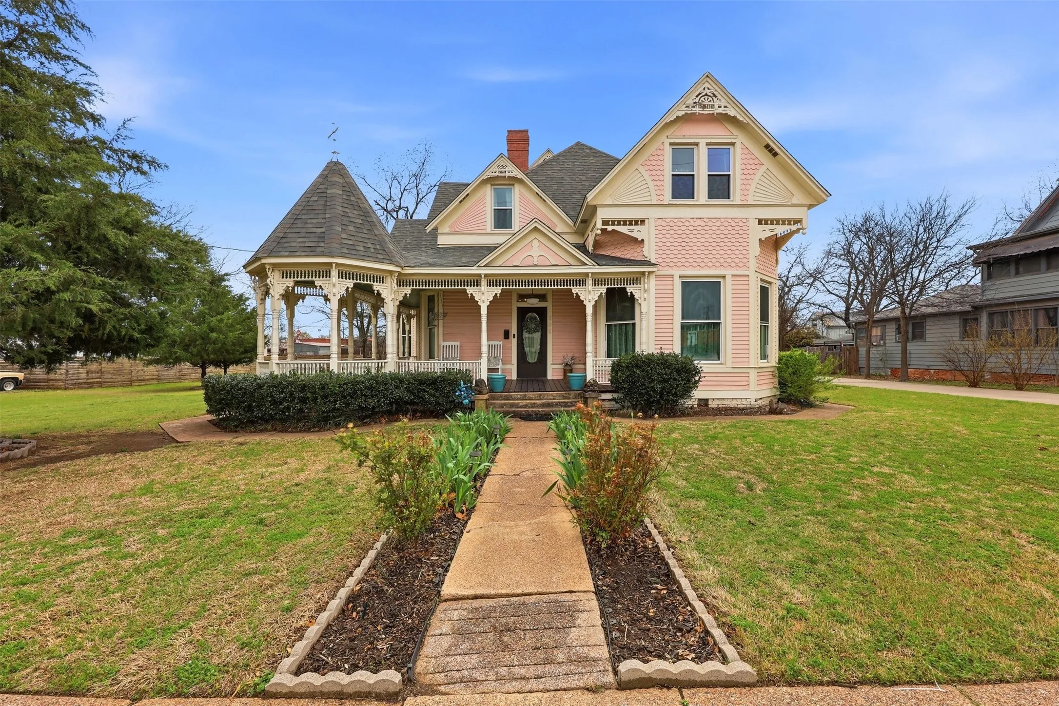 Single Family Residence For Sale in Montague County , 306 E Tarrant Street, Bowie, Texas 76230, 6 Bedroom, 4 Bathroom, 2 Garage spaces, 4,444 Sqft, built in 1904, mls#21208606, Real Estate Agent in Bowie, Homes For Sale in Montague county, Homes For Sale in Bowie, Realtor in Bowie Texas, Real Estate Brokerage Independent Realty Texas, Luminita Cordes Realtor