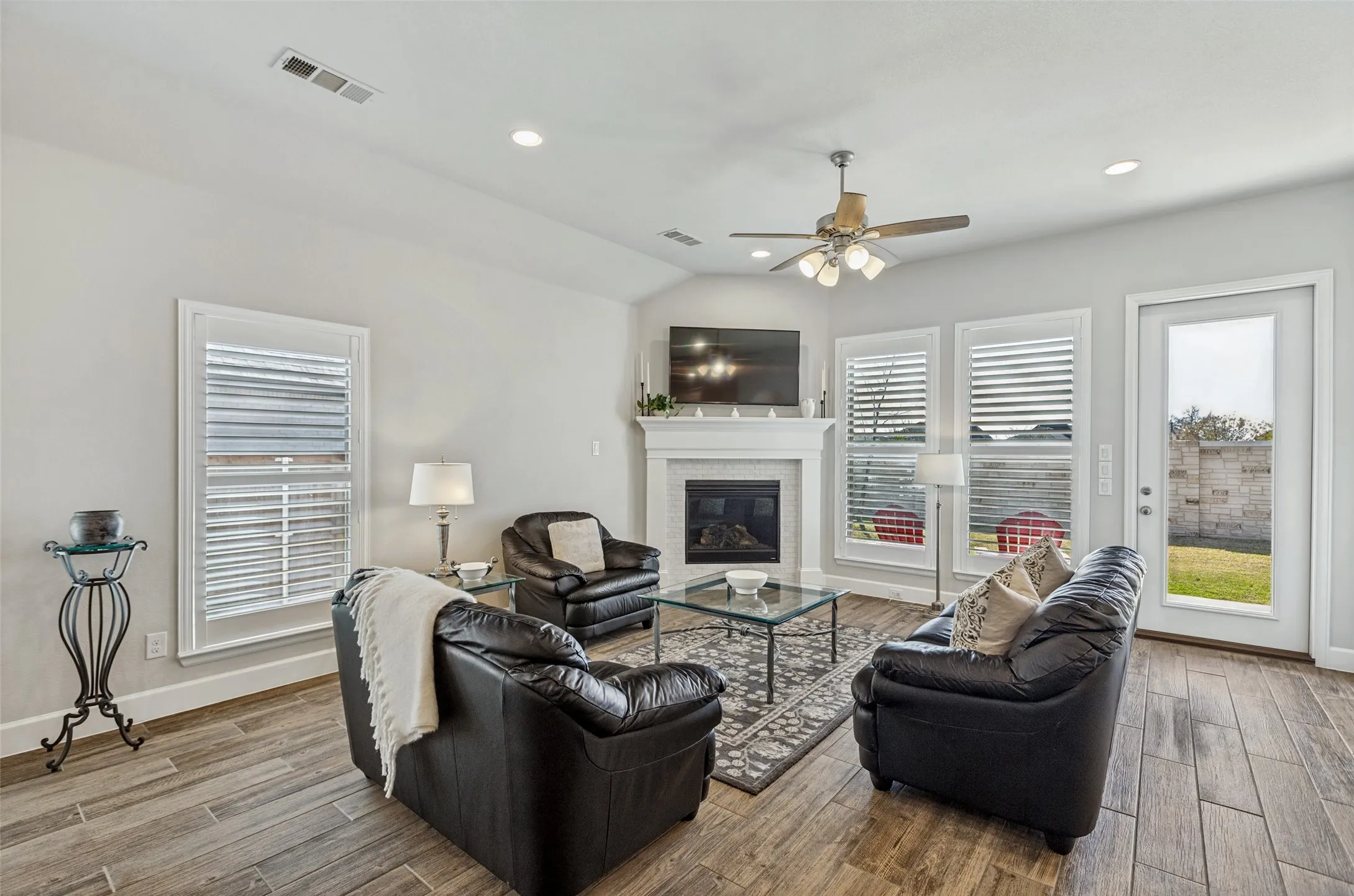 Single Family Residence For Sale in Collin County , 8212 San Bernard Trail, Mc Kinney, Texas 75071, 4 Bedroom, 3 Bathroom, 2 Garage spaces, 2,176 Sqft, built in 2021, Preowned, mls#21208962, Real Estate Agent in Mc Kinney, Homes For Sale in Collin county, Homes For Sale in Mc Kinney, Realtor in Mc Kinney Texas, Real Estate Brokerage Independent Realty Texas, Luminita Cordes Realtor