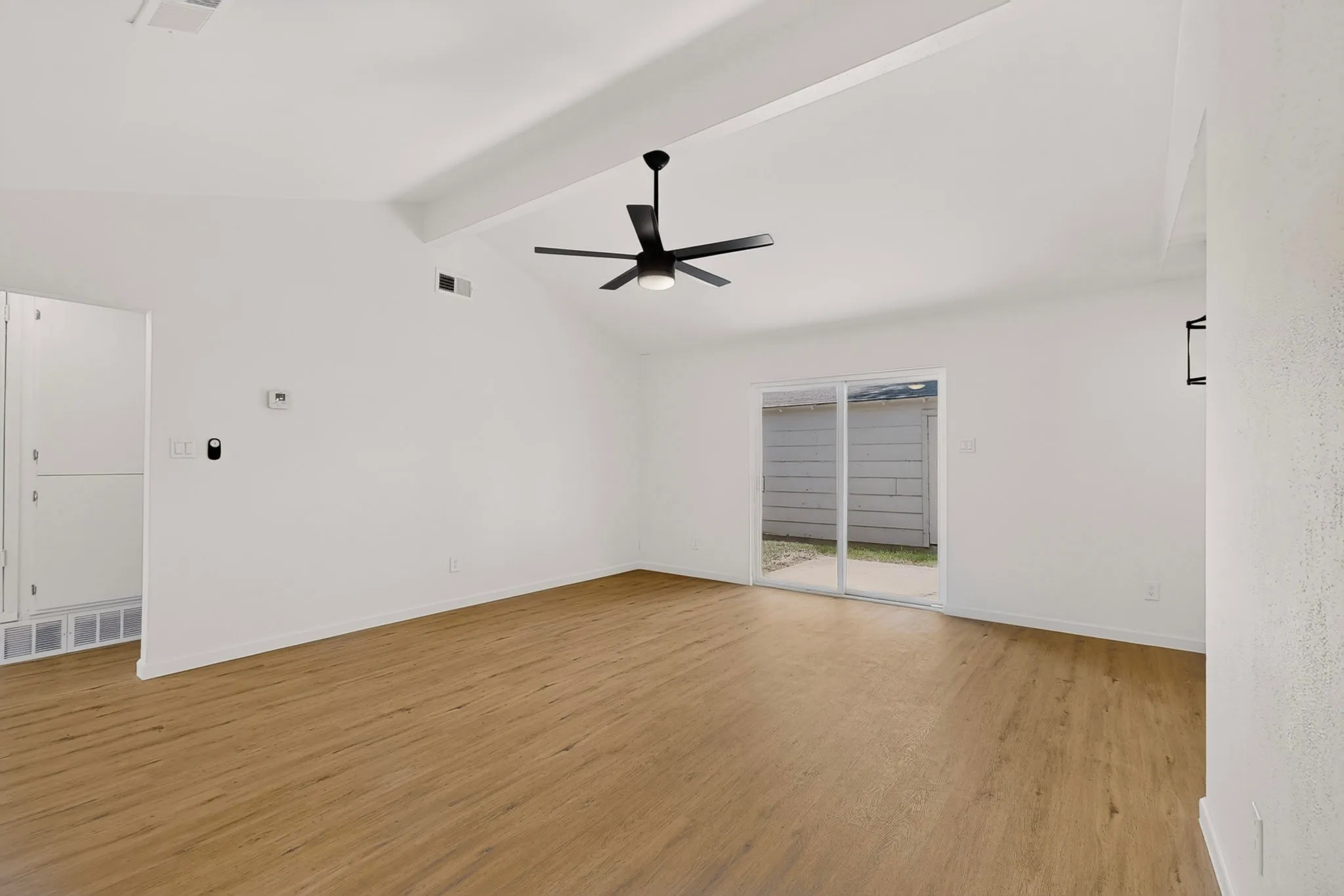 Single Family Residence For Sale in Tarrant County , 1304 Glynn Oaks Drive, Arlington, Texas 76010, 3 Bedroom, 2 Bathroom, 1 Garage spaces, 1,006 Sqft, built in 1964, mls#21209134, Real Estate Agent in Arlington, Homes For Sale in Tarrant county, Homes For Sale in Arlington, Realtor in Arlington Texas, Real Estate Brokerage Independent Realty Texas, Luminita Cordes Realtor