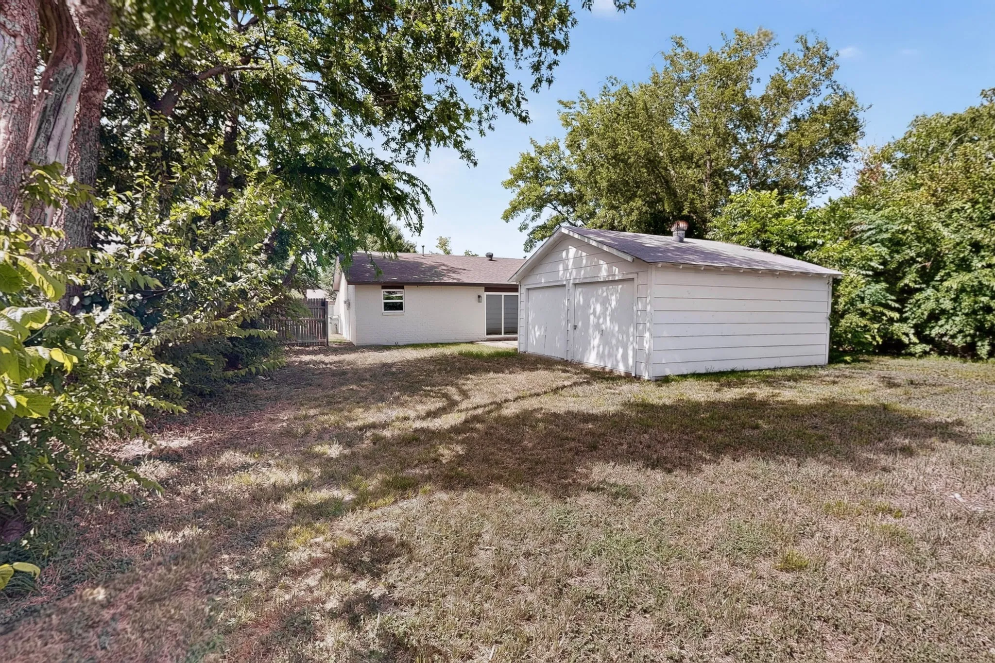 Single Family Residence For Sale in Tarrant County , 1304 Glynn Oaks Drive, Arlington, Texas 76010, 3 Bedroom, 2 Bathroom, 1 Garage spaces, 1,006 Sqft, built in 1964, mls#21209134, Real Estate Agent in Arlington, Homes For Sale in Tarrant county, Homes For Sale in Arlington, Realtor in Arlington Texas, Real Estate Brokerage Independent Realty Texas, Luminita Cordes Realtor