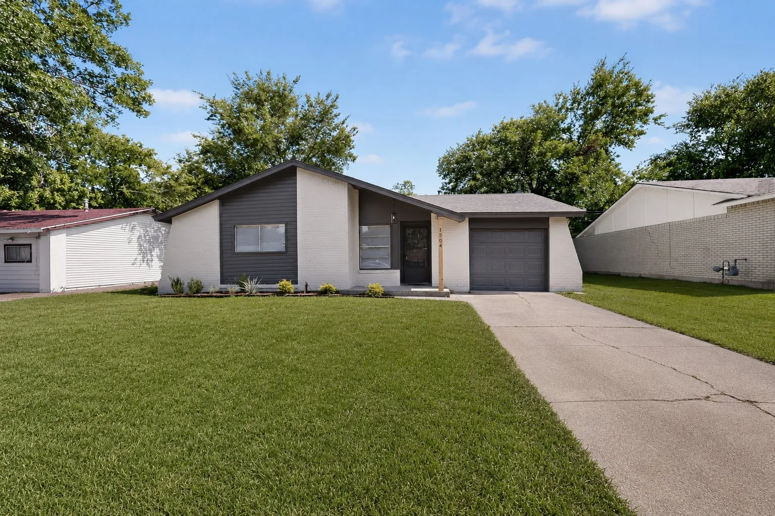 Single Family Residence For Sale in Tarrant County , 1304 Glynn Oaks Drive, Arlington, Texas 76010, 3 Bedroom, 2 Bathroom, 1 Garage spaces, 1,006 Sqft, built in 1964, mls#21209134, Real Estate Agent in Arlington, Homes For Sale in Tarrant county, Homes For Sale in Arlington, Realtor in Arlington Texas, Real Estate Brokerage Independent Realty Texas, Luminita Cordes Realtor