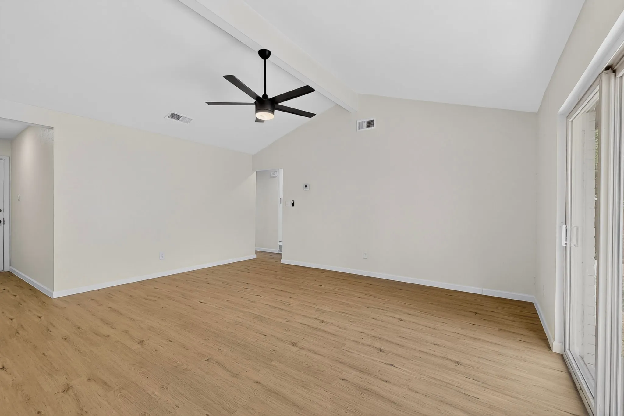 Single Family Residence For Sale in Tarrant County , 1304 Glynn Oaks Drive, Arlington, Texas 76010, 3 Bedroom, 2 Bathroom, 1 Garage spaces, 1,006 Sqft, built in 1964, mls#21209134, Real Estate Agent in Arlington, Homes For Sale in Tarrant county, Homes For Sale in Arlington, Realtor in Arlington Texas, Real Estate Brokerage Independent Realty Texas, Luminita Cordes Realtor