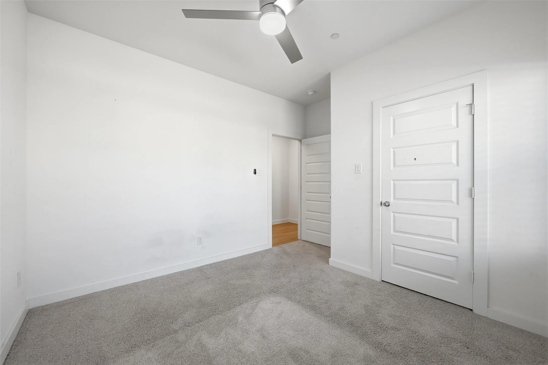 Unfurnished bedroom with carpet flooring and a ceiling fan