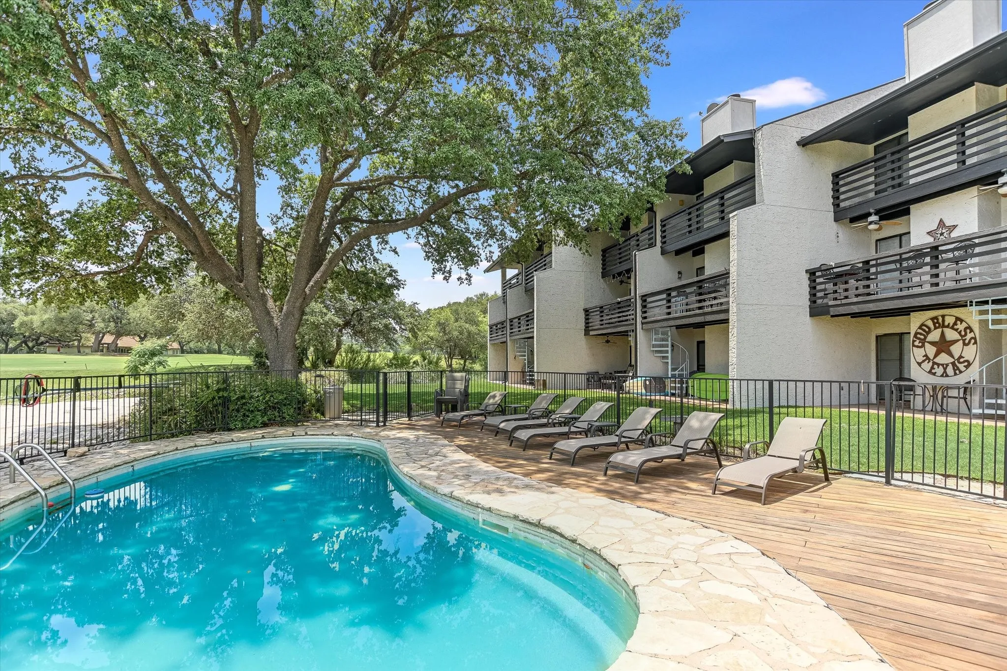 Townhouse For Sale in Llano County , 402 Lost Echo 8, Horseshoe Bay, Texas 78657, 3 Bedroom, 4 Bathroom, Garage spaces, 2,146 Sqft, built in 1987, mls#21209181, Real Estate Agent in Horseshoe Bay, Homes For Sale in Llano county, Homes For Sale in Horseshoe Bay, Realtor in Horseshoe Bay Texas, Real Estate Brokerage Independent Realty Texas, Luminita Cordes Realtor