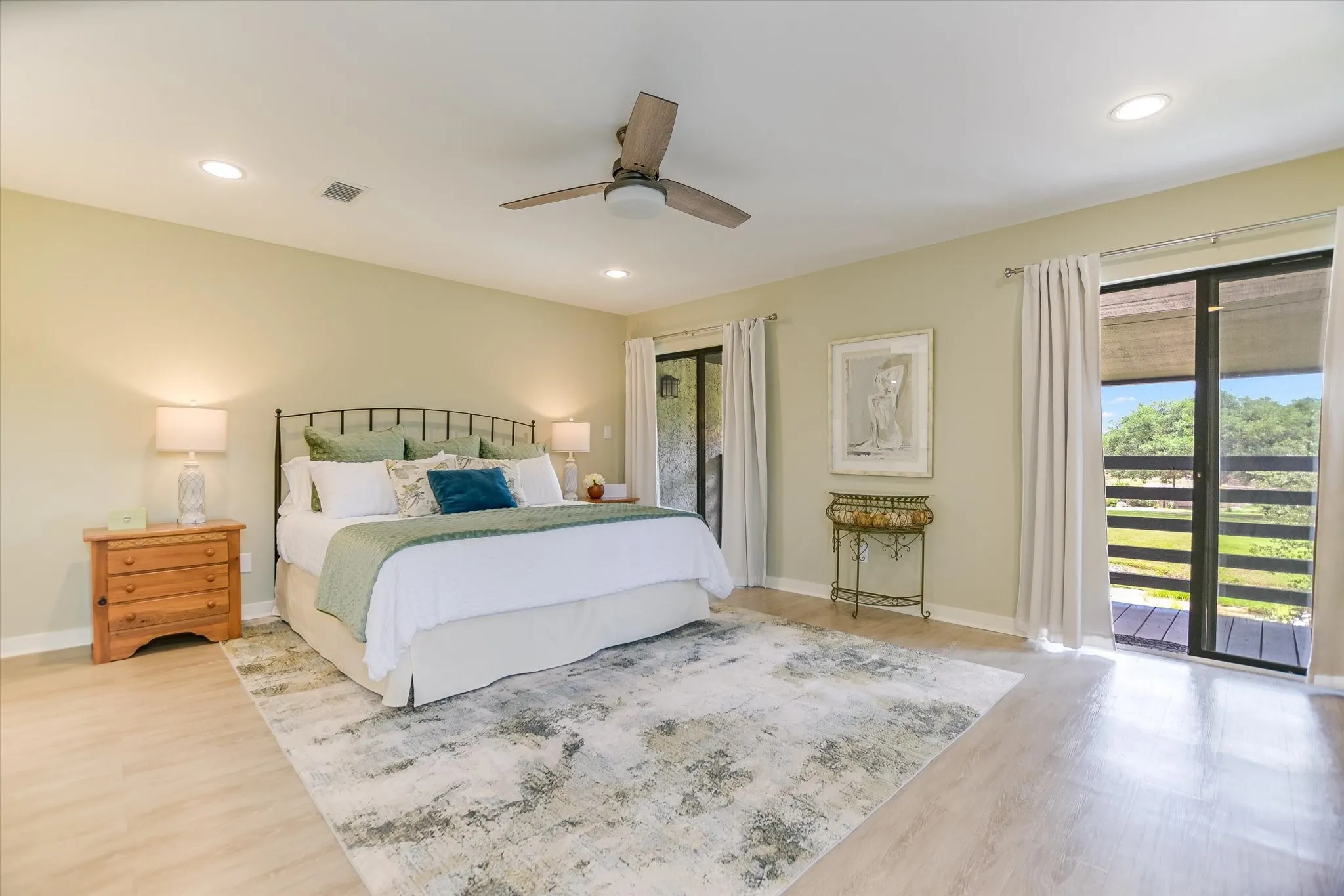 Townhouse For Sale in Llano County , 402 Lost Echo 8, Horseshoe Bay, Texas 78657, 3 Bedroom, 4 Bathroom, Garage spaces, 2,146 Sqft, built in 1987, mls#21209181, Real Estate Agent in Horseshoe Bay, Homes For Sale in Llano county, Homes For Sale in Horseshoe Bay, Realtor in Horseshoe Bay Texas, Real Estate Brokerage Independent Realty Texas, Luminita Cordes Realtor