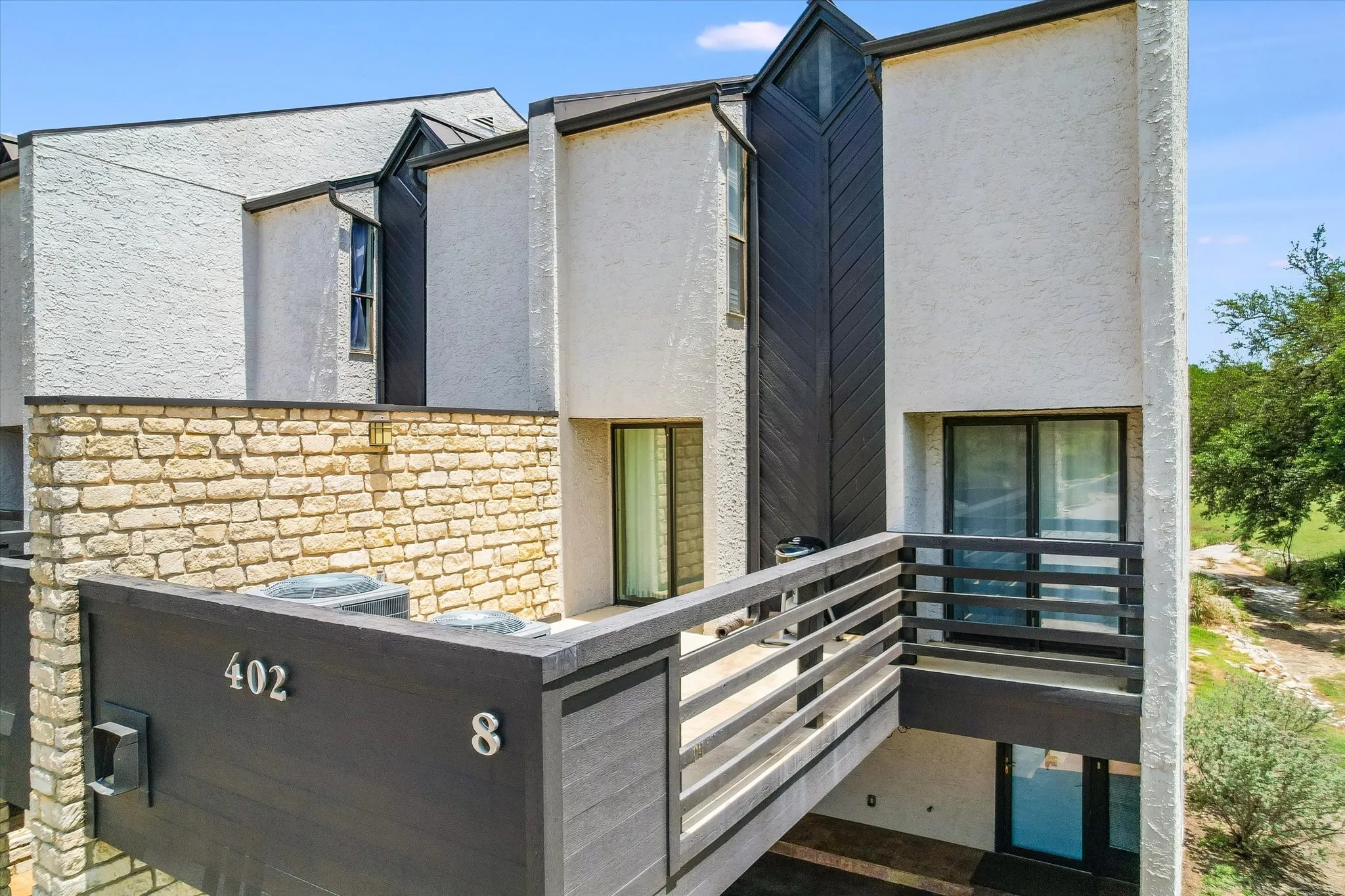 Townhouse For Sale in Llano County , 402 Lost Echo 8, Horseshoe Bay, Texas 78657, 3 Bedroom, 4 Bathroom, Garage spaces, 2,146 Sqft, built in 1987, mls#21209181, Real Estate Agent in Horseshoe Bay, Homes For Sale in Llano county, Homes For Sale in Horseshoe Bay, Realtor in Horseshoe Bay Texas, Real Estate Brokerage Independent Realty Texas, Luminita Cordes Realtor