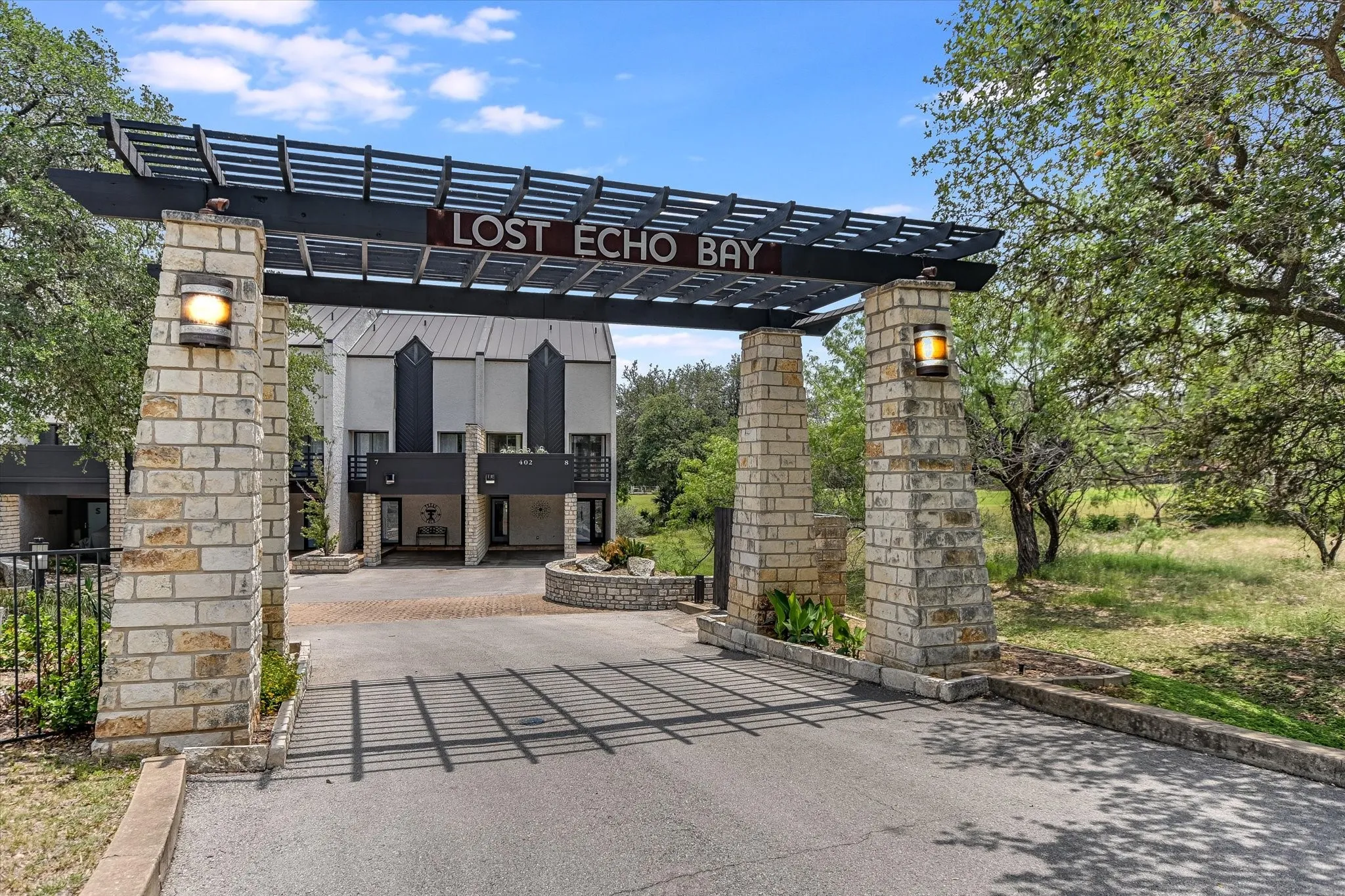 Townhouse For Sale in Llano County , 402 Lost Echo 8, Horseshoe Bay, Texas 78657, 3 Bedroom, 4 Bathroom, Garage spaces, 2,146 Sqft, built in 1987, mls#21209181, Real Estate Agent in Horseshoe Bay, Homes For Sale in Llano county, Homes For Sale in Horseshoe Bay, Realtor in Horseshoe Bay Texas, Real Estate Brokerage Independent Realty Texas, Luminita Cordes Realtor