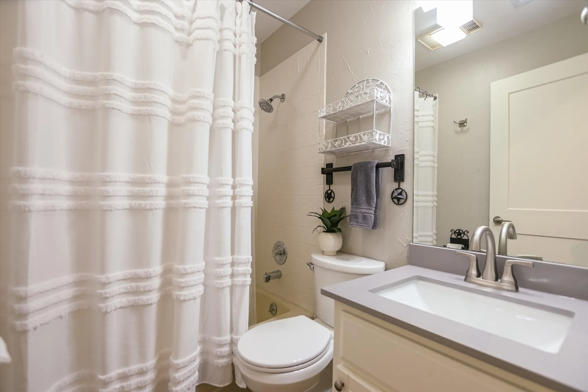 Townhouse For Sale in Llano County , 402 Lost Echo 8, Horseshoe Bay, Texas 78657, 3 Bedroom, 4 Bathroom, Garage spaces, 2,146 Sqft, built in 1987, mls#21209181, Real Estate Agent in Horseshoe Bay, Homes For Sale in Llano county, Homes For Sale in Horseshoe Bay, Realtor in Horseshoe Bay Texas, Real Estate Brokerage Independent Realty Texas, Luminita Cordes Realtor