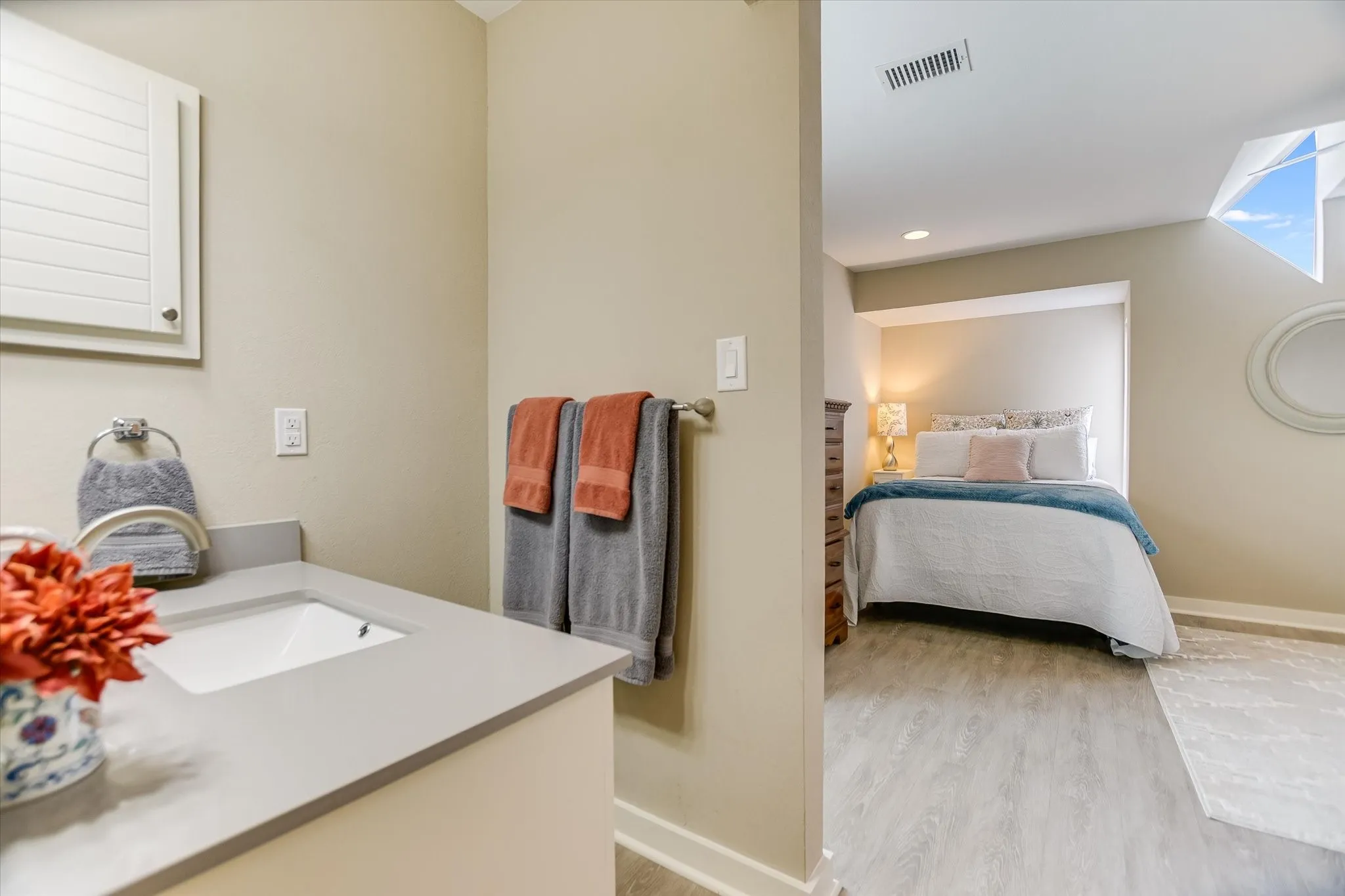 Townhouse For Sale in Llano County , 402 Lost Echo 8, Horseshoe Bay, Texas 78657, 3 Bedroom, 4 Bathroom, Garage spaces, 2,146 Sqft, built in 1987, mls#21209181, Real Estate Agent in Horseshoe Bay, Homes For Sale in Llano county, Homes For Sale in Horseshoe Bay, Realtor in Horseshoe Bay Texas, Real Estate Brokerage Independent Realty Texas, Luminita Cordes Realtor