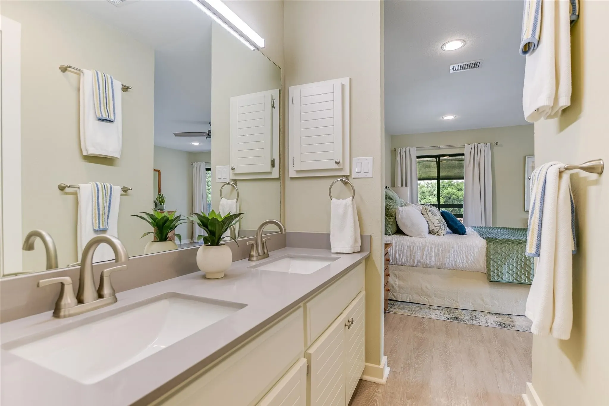 Townhouse For Sale in Llano County , 402 Lost Echo 8, Horseshoe Bay, Texas 78657, 3 Bedroom, 4 Bathroom, Garage spaces, 2,146 Sqft, built in 1987, mls#21209181, Real Estate Agent in Horseshoe Bay, Homes For Sale in Llano county, Homes For Sale in Horseshoe Bay, Realtor in Horseshoe Bay Texas, Real Estate Brokerage Independent Realty Texas, Luminita Cordes Realtor