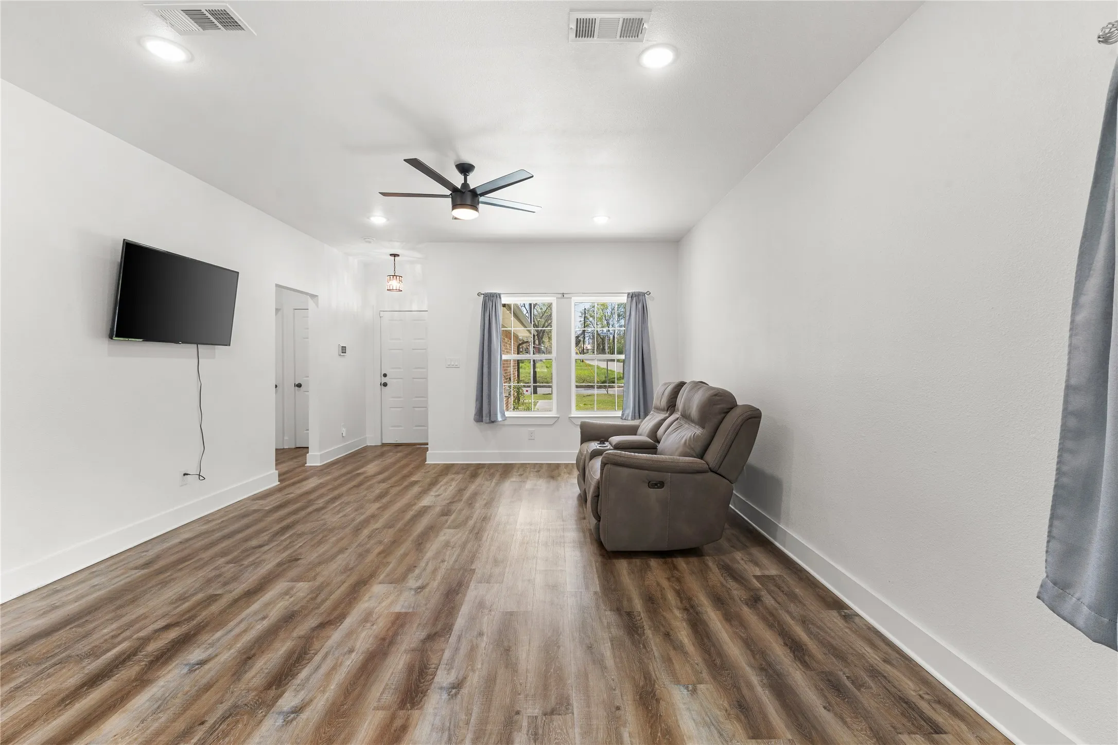 Unfurnished room featuring dark wood-type flooring, ceiling fan, and recessed lighting