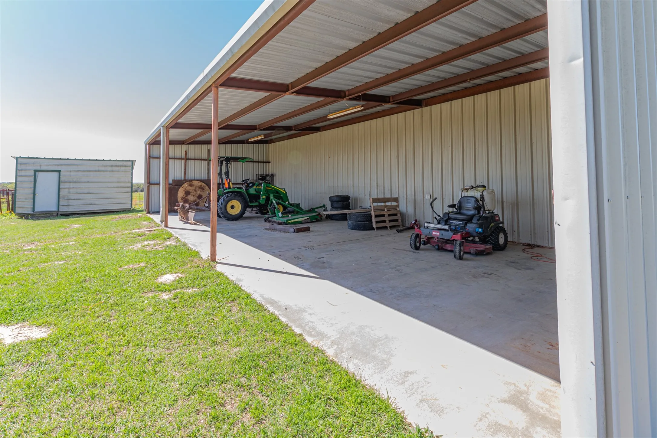 Single Family Residence For Sale in Van Zandt County , 198 Vz County Road 4311, Ben Wheeler, Texas 75754, 4 Bedroom, 4 Bathroom, Garage spaces, 2,836 Sqft, built in 1980, Preowned, mls#21199270, Real Estate Agent in Ben Wheeler, Homes For Sale in Van Zandt county, Homes For Sale in Ben Wheeler, Realtor in Ben Wheeler Texas, Real Estate Brokerage Independent Realty Texas, Luminita Cordes Realtor