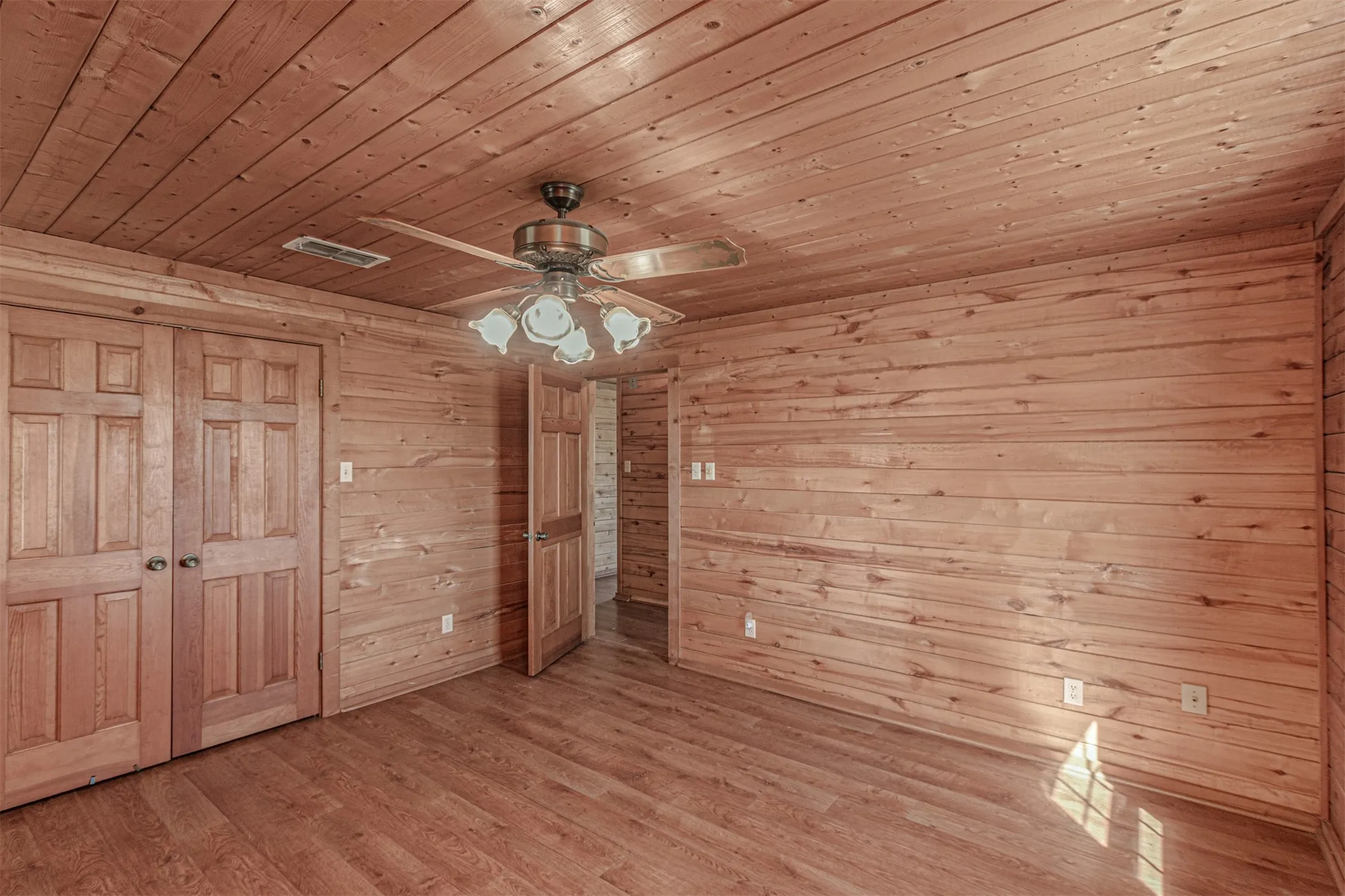 Single Family Residence For Sale in Van Zandt County , 198 Vz County Road 4311, Ben Wheeler, Texas 75754, 4 Bedroom, 4 Bathroom, Garage spaces, 2,836 Sqft, built in 1980, Preowned, mls#21199270, Real Estate Agent in Ben Wheeler, Homes For Sale in Van Zandt county, Homes For Sale in Ben Wheeler, Realtor in Ben Wheeler Texas, Real Estate Brokerage Independent Realty Texas, Luminita Cordes Realtor