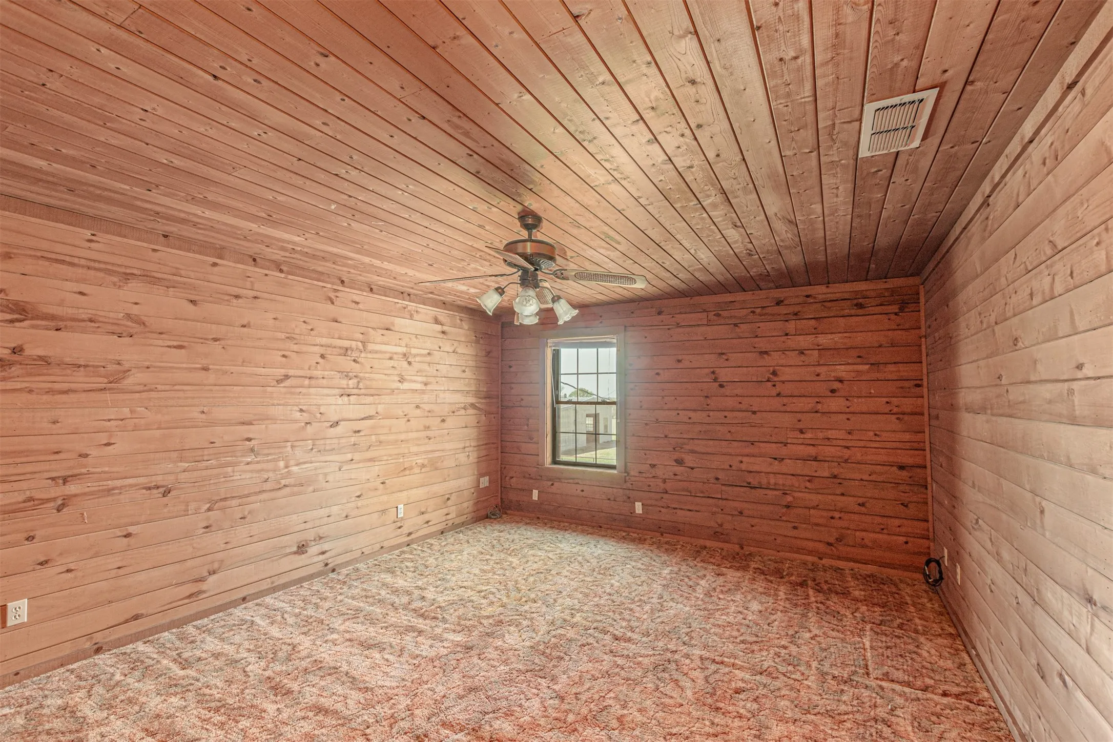Single Family Residence For Sale in Van Zandt County , 198 Vz County Road 4311, Ben Wheeler, Texas 75754, 4 Bedroom, 4 Bathroom, Garage spaces, 2,836 Sqft, built in 1980, Preowned, mls#21199270, Real Estate Agent in Ben Wheeler, Homes For Sale in Van Zandt county, Homes For Sale in Ben Wheeler, Realtor in Ben Wheeler Texas, Real Estate Brokerage Independent Realty Texas, Luminita Cordes Realtor