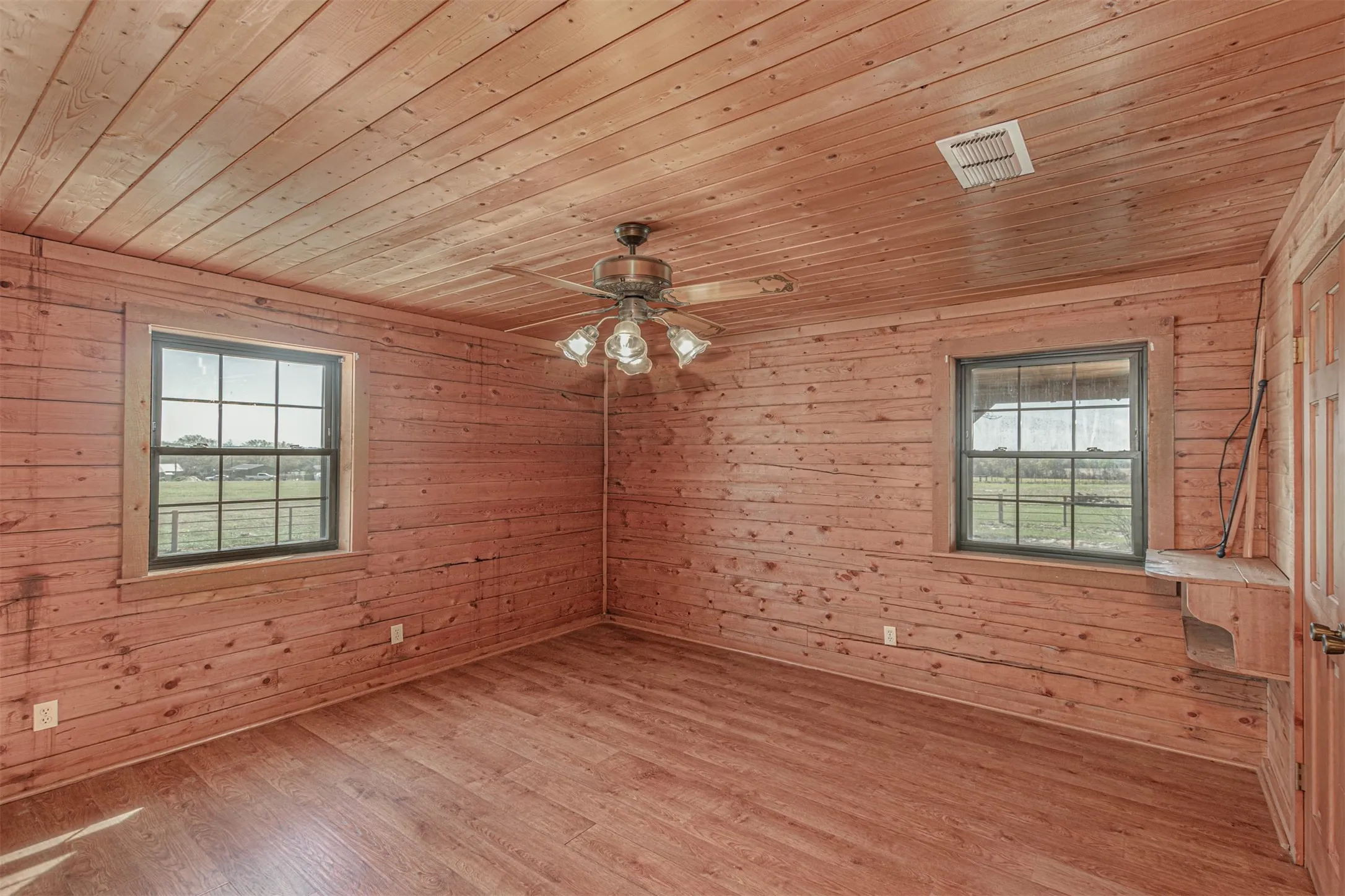 Single Family Residence For Sale in Van Zandt County , 198 Vz County Road 4311, Ben Wheeler, Texas 75754, 4 Bedroom, 4 Bathroom, Garage spaces, 2,836 Sqft, built in 1980, Preowned, mls#21199270, Real Estate Agent in Ben Wheeler, Homes For Sale in Van Zandt county, Homes For Sale in Ben Wheeler, Realtor in Ben Wheeler Texas, Real Estate Brokerage Independent Realty Texas, Luminita Cordes Realtor