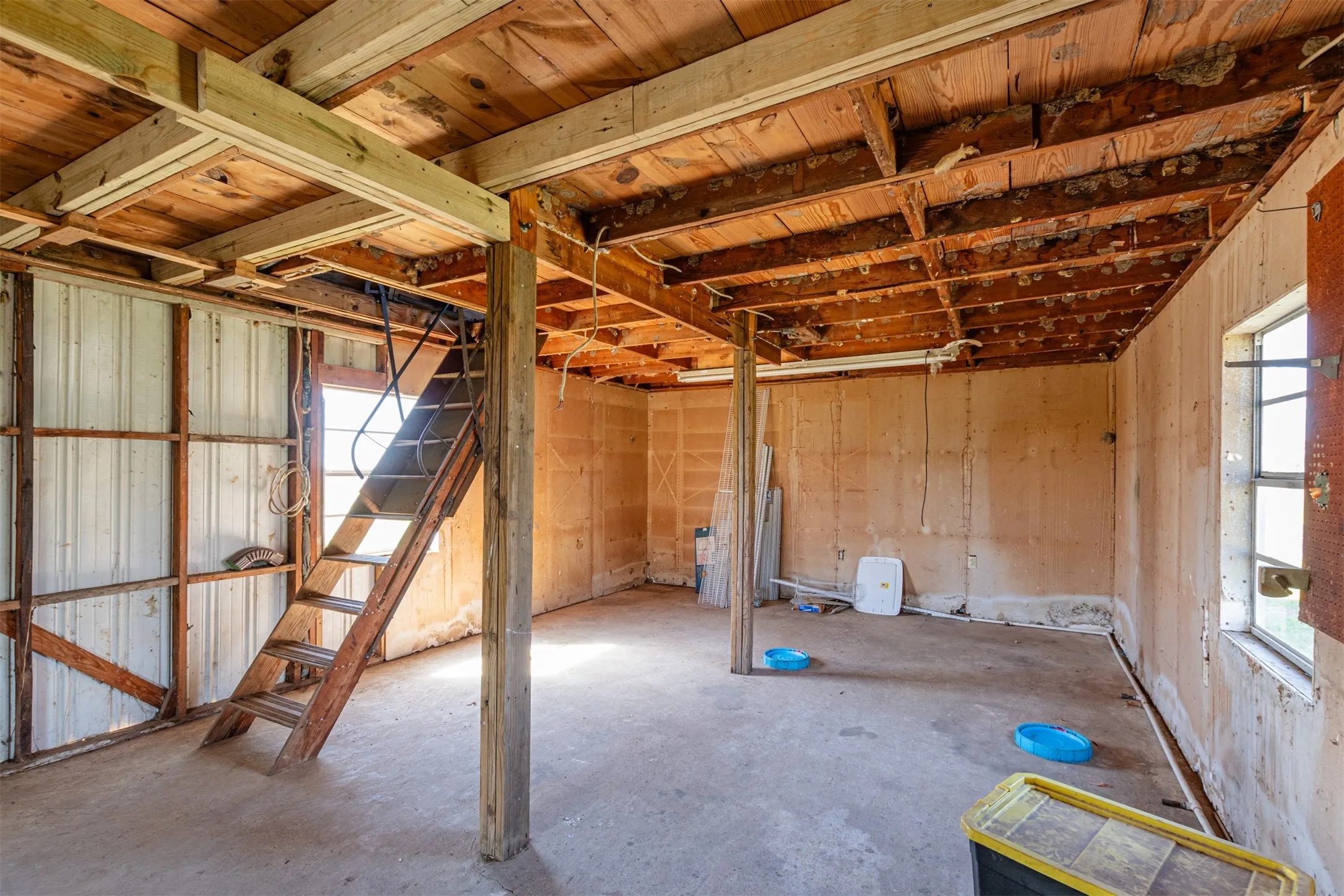 Single Family Residence For Sale in Van Zandt County , 198 Vz County Road 4311, Ben Wheeler, Texas 75754, 4 Bedroom, 4 Bathroom, Garage spaces, 2,836 Sqft, built in 1980, Preowned, mls#21199270, Real Estate Agent in Ben Wheeler, Homes For Sale in Van Zandt county, Homes For Sale in Ben Wheeler, Realtor in Ben Wheeler Texas, Real Estate Brokerage Independent Realty Texas, Luminita Cordes Realtor