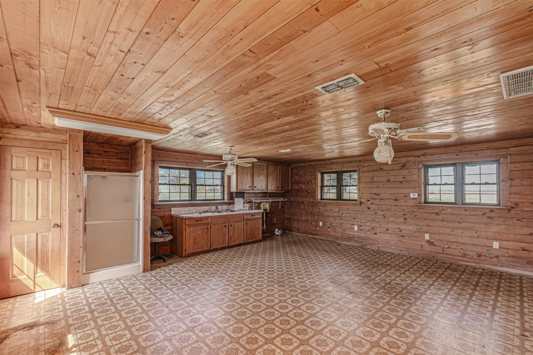 Single Family Residence For Sale in Van Zandt County , 198 Vz County Road 4311, Ben Wheeler, Texas 75754, 4 Bedroom, 4 Bathroom, Garage spaces, 2,836 Sqft, built in 1980, Preowned, mls#21199270, Real Estate Agent in Ben Wheeler, Homes For Sale in Van Zandt county, Homes For Sale in Ben Wheeler, Realtor in Ben Wheeler Texas, Real Estate Brokerage Independent Realty Texas, Luminita Cordes Realtor