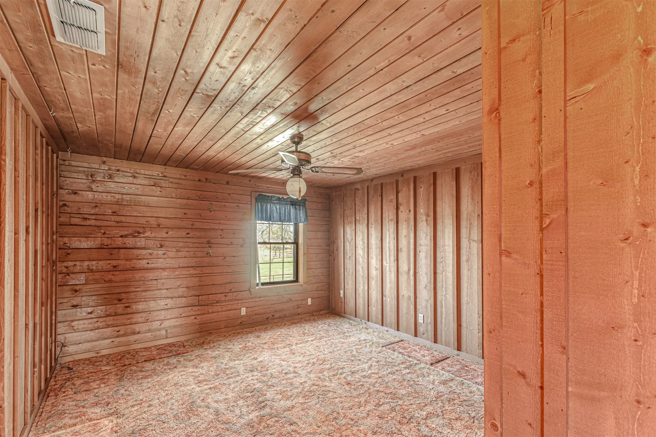 Single Family Residence For Sale in Van Zandt County , 198 Vz County Road 4311, Ben Wheeler, Texas 75754, 4 Bedroom, 4 Bathroom, Garage spaces, 2,836 Sqft, built in 1980, Preowned, mls#21199270, Real Estate Agent in Ben Wheeler, Homes For Sale in Van Zandt county, Homes For Sale in Ben Wheeler, Realtor in Ben Wheeler Texas, Real Estate Brokerage Independent Realty Texas, Luminita Cordes Realtor