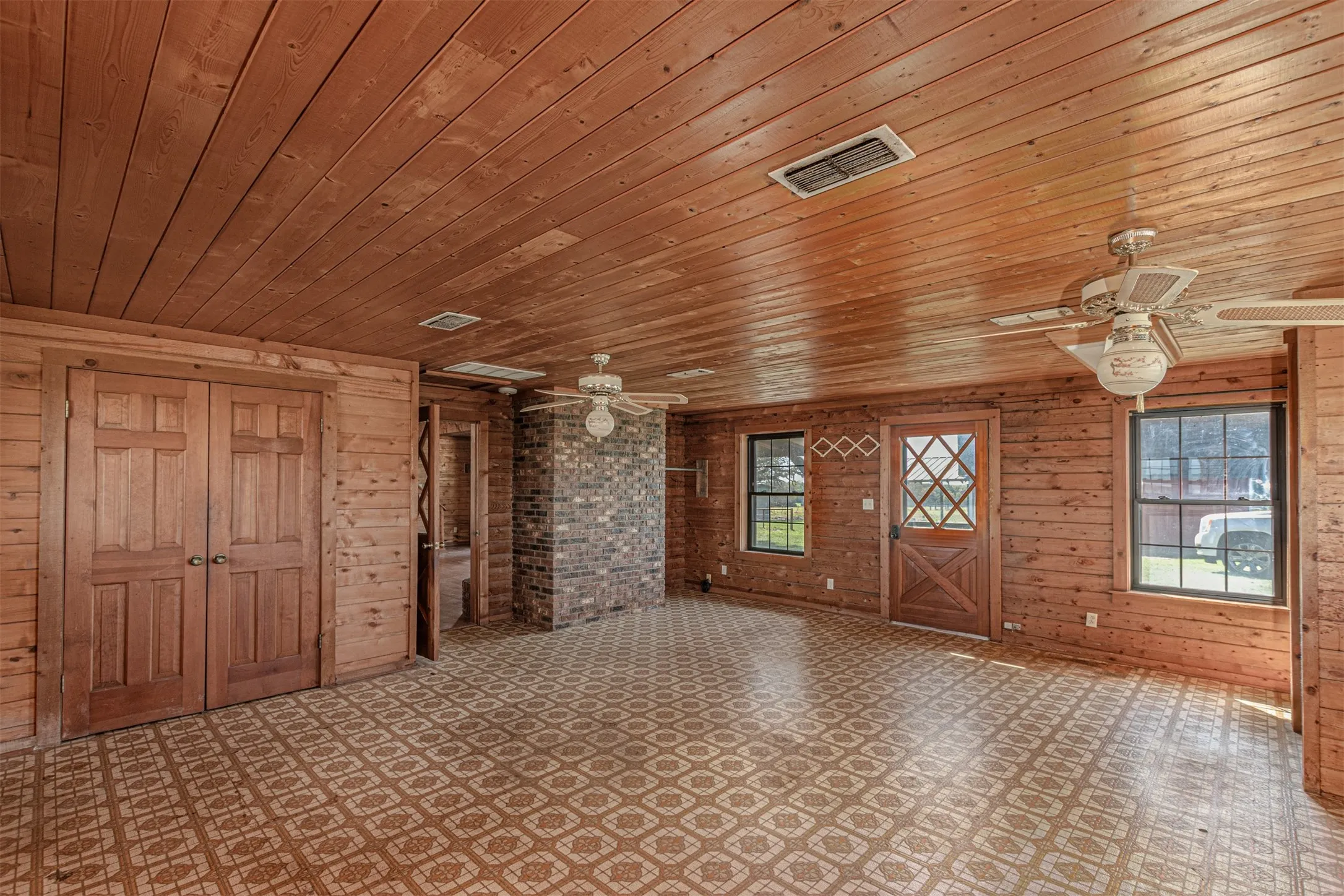 Single Family Residence For Sale in Van Zandt County , 198 Vz County Road 4311, Ben Wheeler, Texas 75754, 4 Bedroom, 4 Bathroom, Garage spaces, 2,836 Sqft, built in 1980, Preowned, mls#21199270, Real Estate Agent in Ben Wheeler, Homes For Sale in Van Zandt county, Homes For Sale in Ben Wheeler, Realtor in Ben Wheeler Texas, Real Estate Brokerage Independent Realty Texas, Luminita Cordes Realtor