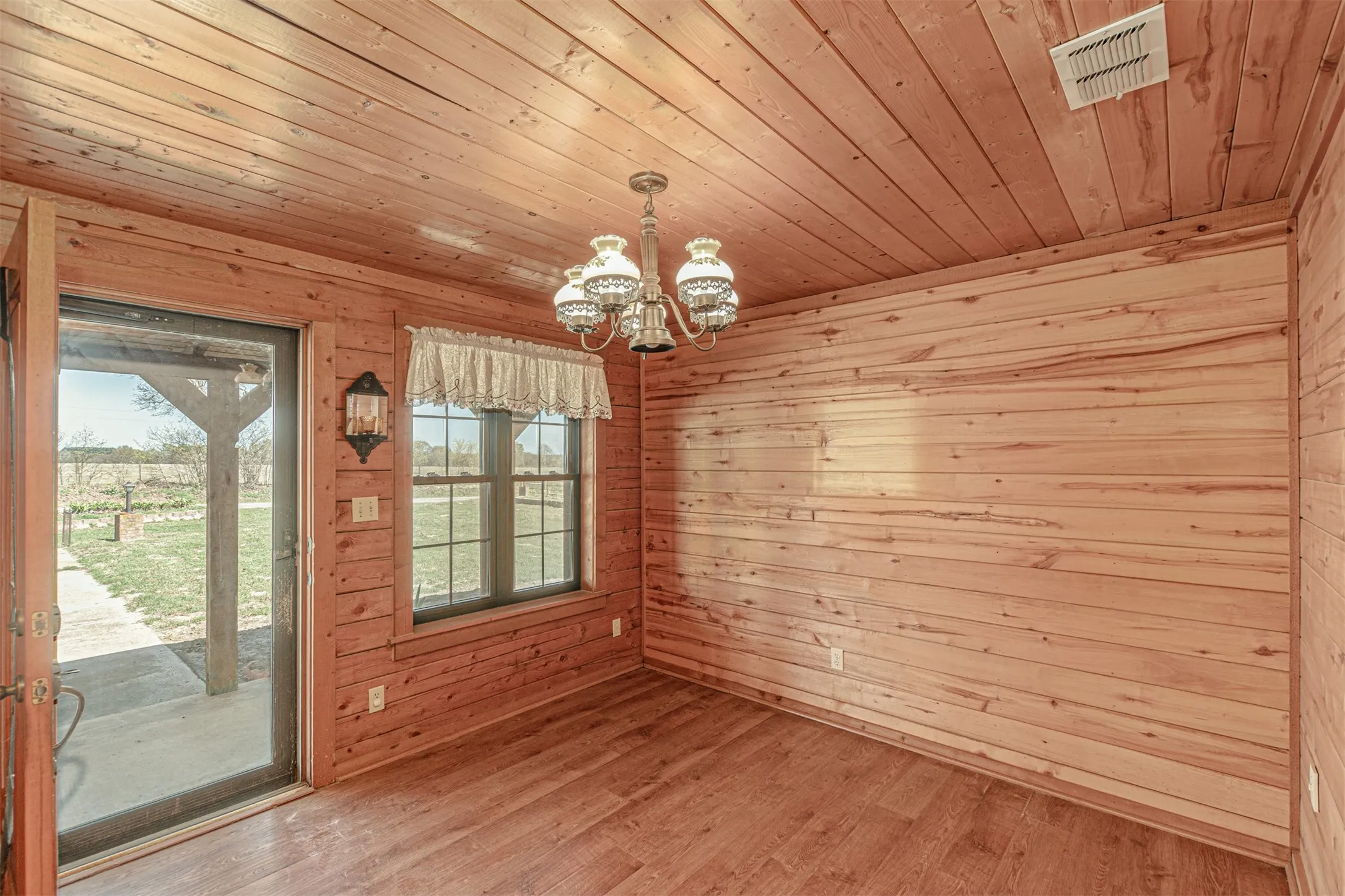 Single Family Residence For Sale in Van Zandt County , 198 Vz County Road 4311, Ben Wheeler, Texas 75754, 4 Bedroom, 4 Bathroom, Garage spaces, 2,836 Sqft, built in 1980, Preowned, mls#21199270, Real Estate Agent in Ben Wheeler, Homes For Sale in Van Zandt county, Homes For Sale in Ben Wheeler, Realtor in Ben Wheeler Texas, Real Estate Brokerage Independent Realty Texas, Luminita Cordes Realtor