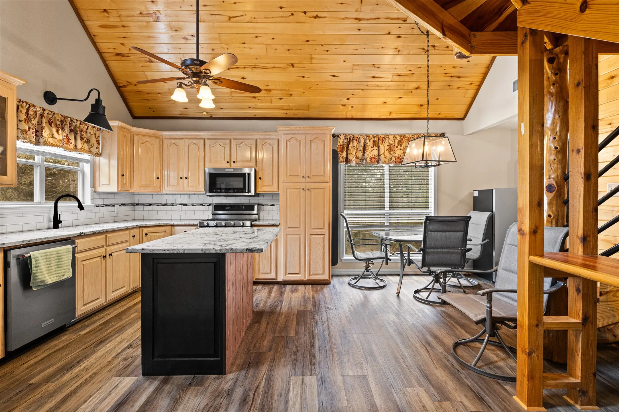 Single Family Residence For Sale in Upshur County , 5066 Bob O Link Rd, Gilmer, Texas 75645, 3 Bedroom, 2 Bathroom, 1 Garage spaces, 1,970 Sqft, built in 2002, mls#21207674, Real Estate Agent in Gilmer, Homes For Sale in Upshur county, Homes For Sale in Gilmer, Realtor in Gilmer Texas, Real Estate Brokerage Independent Realty Texas, Luminita Cordes Realtor