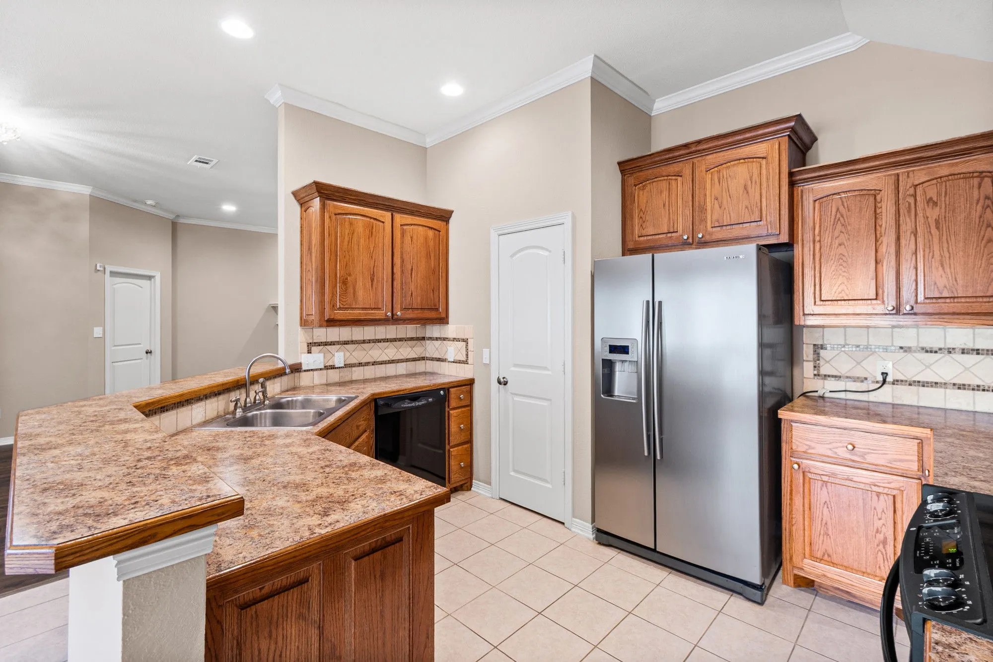 Single Family Residence For Sale in Dallas County , 111 Crestway Drive 24, Cedar Hill, Texas 75104, 3 Bedroom, 2 Bathroom, 2 Garage spaces, 1,852 Sqft, built in 2010, Preowned, mls#21209276, Real Estate Agent in Cedar Hill, Homes For Sale in Dallas county, Homes For Sale in Cedar Hill, Realtor in Cedar Hill Texas, Real Estate Brokerage Independent Realty Texas, Luminita Cordes Realtor