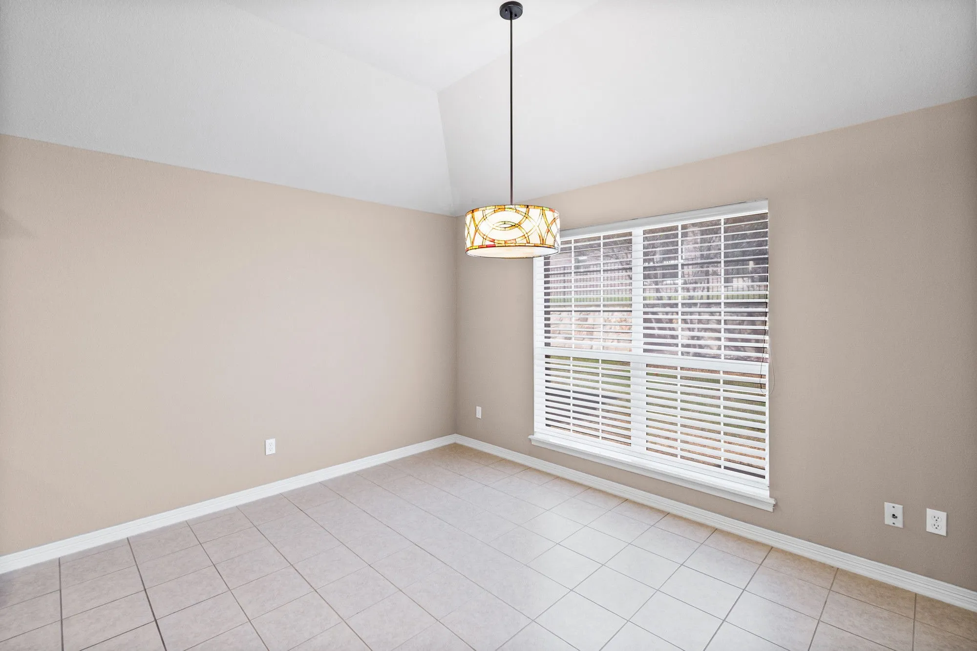 Single Family Residence For Sale in Dallas County , 111 Crestway Drive 24, Cedar Hill, Texas 75104, 3 Bedroom, 2 Bathroom, 2 Garage spaces, 1,852 Sqft, built in 2010, Preowned, mls#21209276, Real Estate Agent in Cedar Hill, Homes For Sale in Dallas county, Homes For Sale in Cedar Hill, Realtor in Cedar Hill Texas, Real Estate Brokerage Independent Realty Texas, Luminita Cordes Realtor