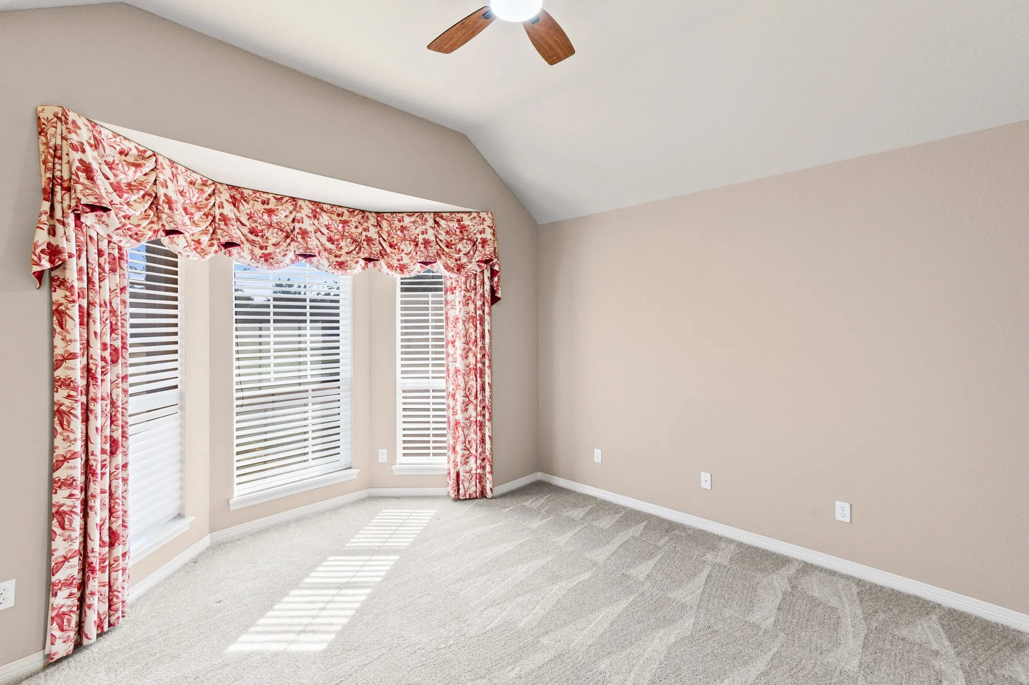Single Family Residence For Sale in Dallas County , 111 Crestway Drive 24, Cedar Hill, Texas 75104, 3 Bedroom, 2 Bathroom, 2 Garage spaces, 1,852 Sqft, built in 2010, Preowned, mls#21209276, Real Estate Agent in Cedar Hill, Homes For Sale in Dallas county, Homes For Sale in Cedar Hill, Realtor in Cedar Hill Texas, Real Estate Brokerage Independent Realty Texas, Luminita Cordes Realtor