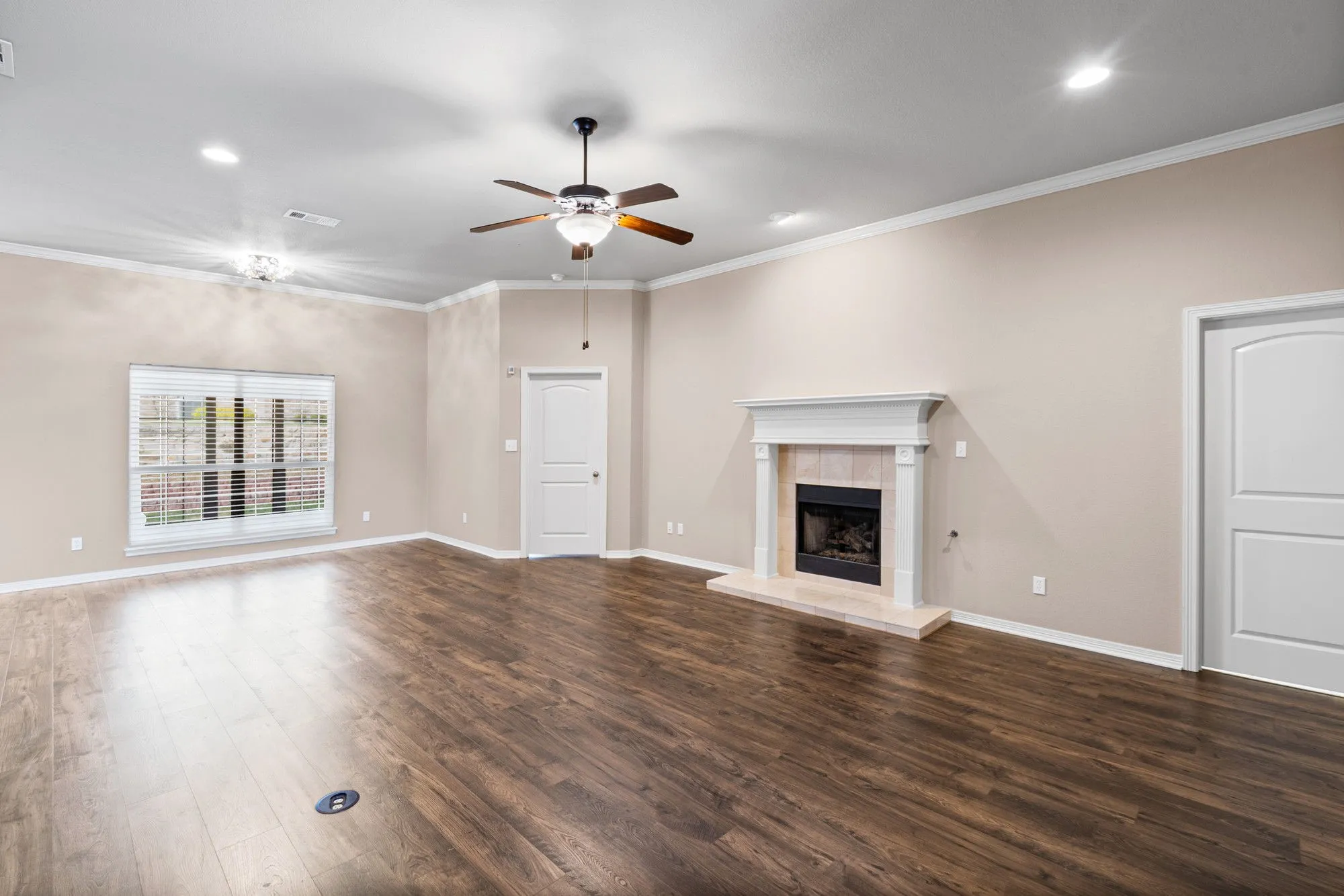 Single Family Residence For Sale in Dallas County , 111 Crestway Drive 24, Cedar Hill, Texas 75104, 3 Bedroom, 2 Bathroom, 2 Garage spaces, 1,852 Sqft, built in 2010, Preowned, mls#21209276, Real Estate Agent in Cedar Hill, Homes For Sale in Dallas county, Homes For Sale in Cedar Hill, Realtor in Cedar Hill Texas, Real Estate Brokerage Independent Realty Texas, Luminita Cordes Realtor