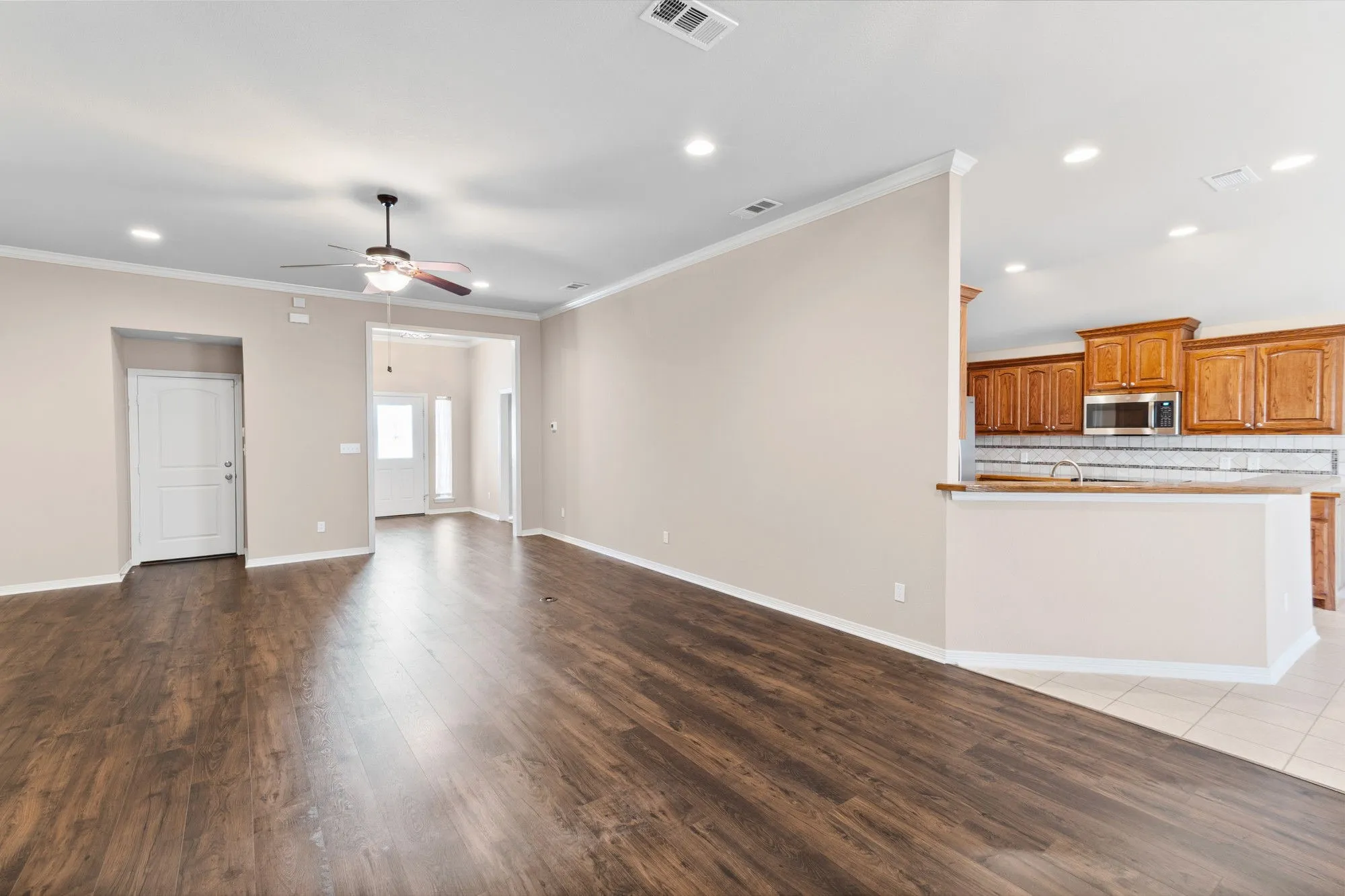 Single Family Residence For Sale in Dallas County , 111 Crestway Drive 24, Cedar Hill, Texas 75104, 3 Bedroom, 2 Bathroom, 2 Garage spaces, 1,852 Sqft, built in 2010, Preowned, mls#21209276, Real Estate Agent in Cedar Hill, Homes For Sale in Dallas county, Homes For Sale in Cedar Hill, Realtor in Cedar Hill Texas, Real Estate Brokerage Independent Realty Texas, Luminita Cordes Realtor